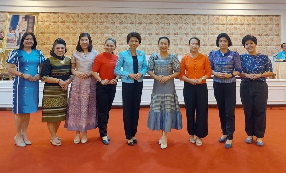 📣 พช.ราชบุรี ร่วมกับ นายกเหล่ากาชาดจังหวัดและประธานแม่บ้านมหาดไทยจังหวัดราชบุรีและคณะพร้อมด้วยคณะกรรมการพัฒนาสตรีจังหวัด หัวหน้าส่วนราชการ ซ้อมรำบวงสรวง ในงานทำบุญปีใหม่เมืองราชบุรี 2567 ภายใต้กิจกรรม “รวมใจภักดิ์ รักษ์ราชบุรี” 