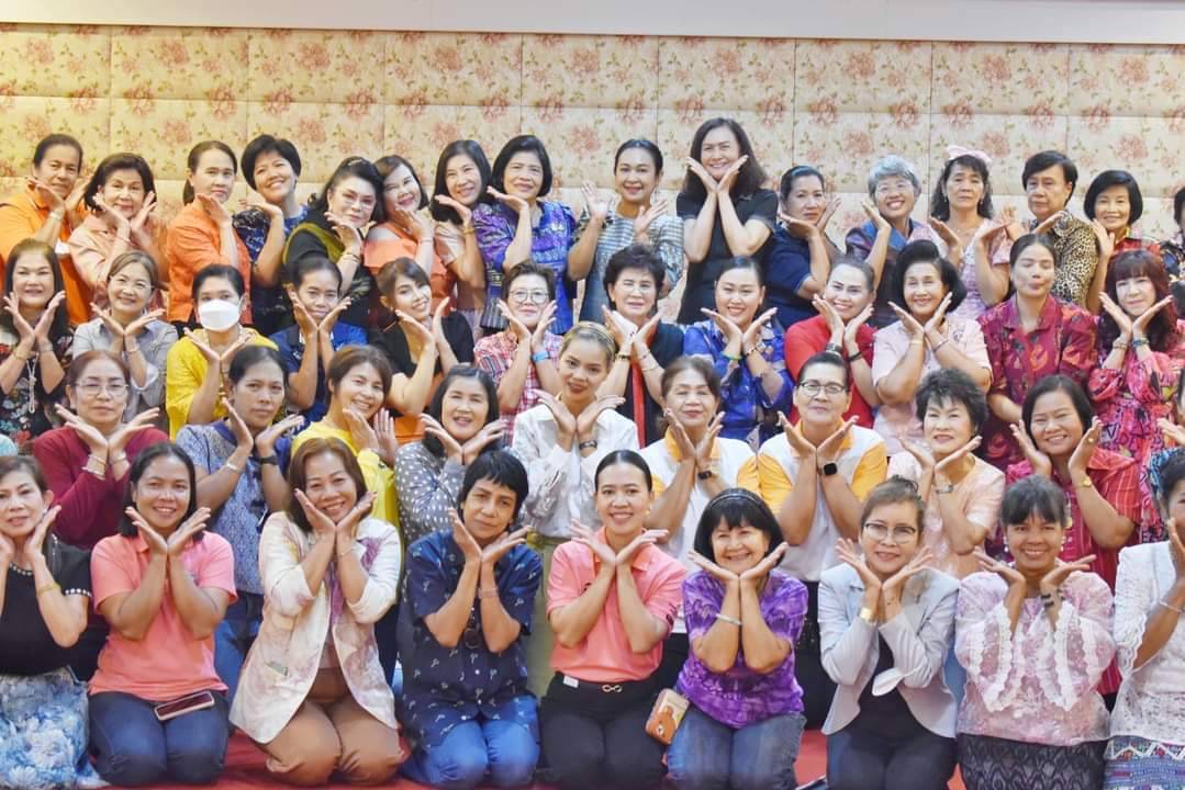 📣 พช.ราชบุรี ร่วมกับ นายกเหล่ากาชาดจังหวัดและประธานแม่บ้านมหาดไทยจังหวัดราชบุรีและคณะพร้อมด้วยคณะกรรมการพัฒนาสตรีจังหวัด หัวหน้าส่วนราชการ ซ้อมรำบวงสรวง ในงานทำบุญปีใหม่เมืองราชบุรี 2567 ภายใต้กิจกรรม “รวมใจภักดิ์ รักษ์ราชบุรี” 