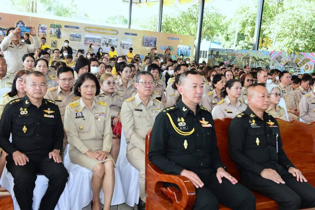 📣พช.ราชบุรี ร่วมต้อนรับ นายพลากร สุวรรณรัฐ องคมนตรี ในการตรวจเยี่ยมและน้อมรำลึกก่อตั้งโครงการศึกษาวิธีการฟื้นฟูที่ดินเสื่อมโทรมเขาชะงุ้มและงานวันดินโลก ปี 2566