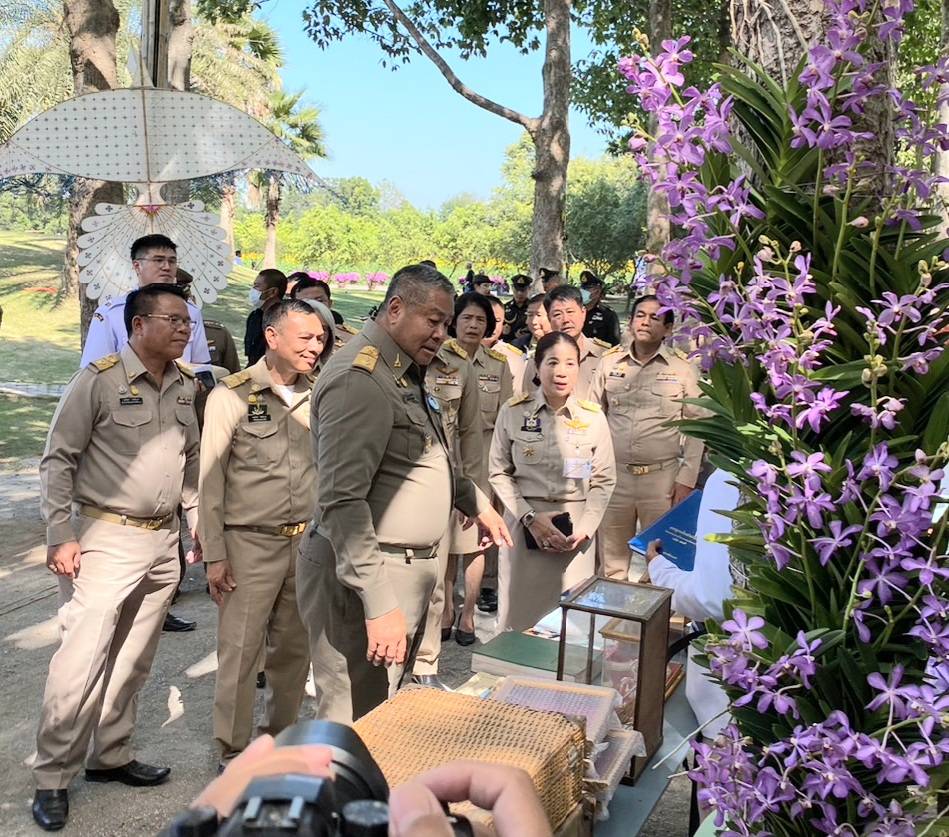 📣พช.ราชบุรี ร่วมต้อนรับ นายพลากร สุวรรณรัฐ องคมนตรี ในการตรวจเยี่ยมและน้อมรำลึกก่อตั้งโครงการศึกษาวิธีการฟื้นฟูที่ดินเสื่อมโทรมเขาชะงุ้มและงานวันดินโลก ปี 2566