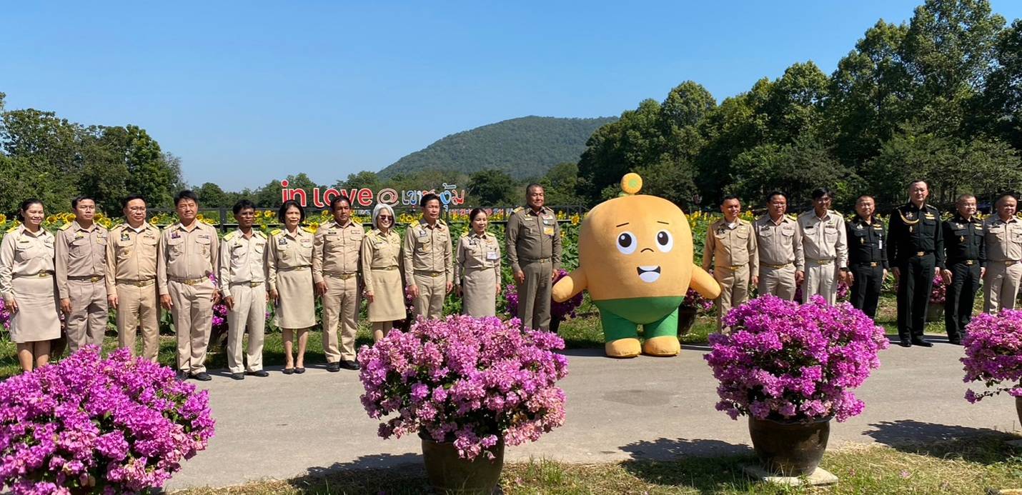 📣พช.ราชบุรี ร่วมต้อนรับ นายพลากร สุวรรณรัฐ องคมนตรี ในการตรวจเยี่ยมและน้อมรำลึกก่อตั้งโครงการศึกษาวิธีการฟื้นฟูที่ดินเสื่อมโทรมเขาชะงุ้มและงานวันดินโลก ปี 2566