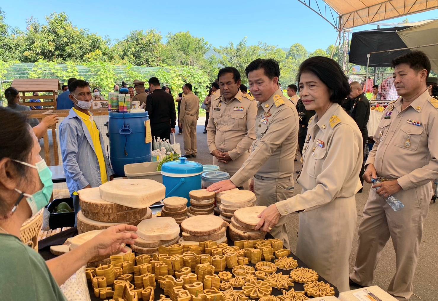 📣พช.ราชบุรี ร่วมต้อนรับ นายพลากร สุวรรณรัฐ องคมนตรี ในการตรวจเยี่ยมและน้อมรำลึกก่อตั้งโครงการศึกษาวิธีการฟื้นฟูที่ดินเสื่อมโทรมเขาชะงุ้มและงานวันดินโลก ปี 2566