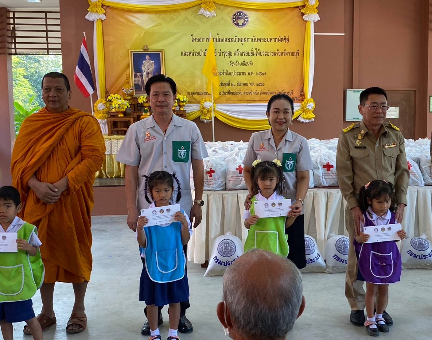 📣 พช.ราชบุรี ร่วมออกหน่วยให้บริการประชาชนภายใต้โครงการจังหวัดเคลื่อนที่ “บำบัดทุกข์บำรุงสุข สร้างรอยยิ้มให้ประชาชนจังหวัดราชบุรี” ร่วมกับโครงการหน่วยแพทย์เคลื่อนที่ พอ.สว.จังหวัดราชบุรี ประจำปี 2567