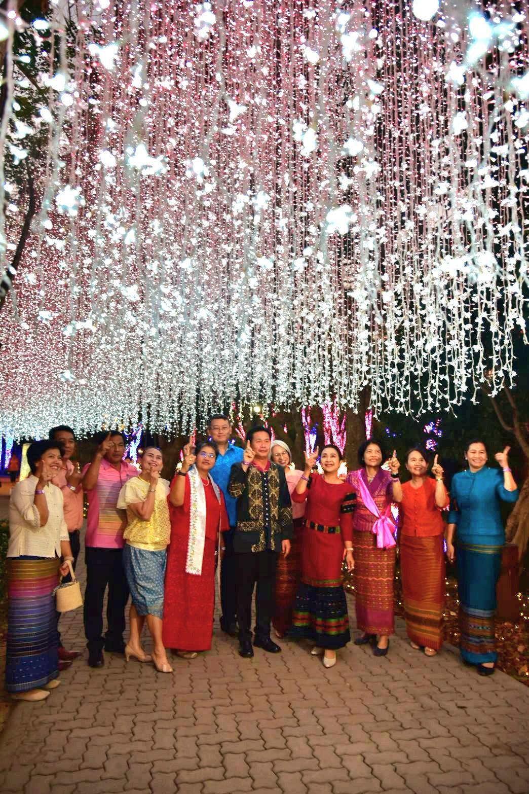 📣 ราชบุรี จัดพิธีมอบประกาศเกียรติคุณ การประกวดผ้า สืบสาน สร้างสรรค์ผ้าลายพระราชทาน “ผ้าลายขิดนารีรัตนราชกัญญา “ ประจำปี 2565 และ ผ้าลายพระราชทาน “ผ้าลายดอกรักราชกัญญา ” ประจำปี 2566