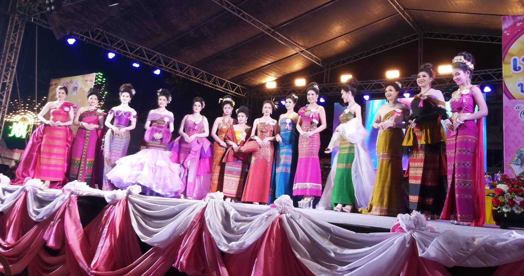 📣 ราชบุรี จัดพิธีมอบประกาศเกียรติคุณ การประกวดผ้า สืบสาน สร้างสรรค์ผ้าลายพระราชทาน “ผ้าลายขิดนารีรัตนราชกัญญา “ ประจำปี 2565 และ ผ้าลายพระราชทาน “ผ้าลายดอกรักราชกัญญา ” ประจำปี 2566