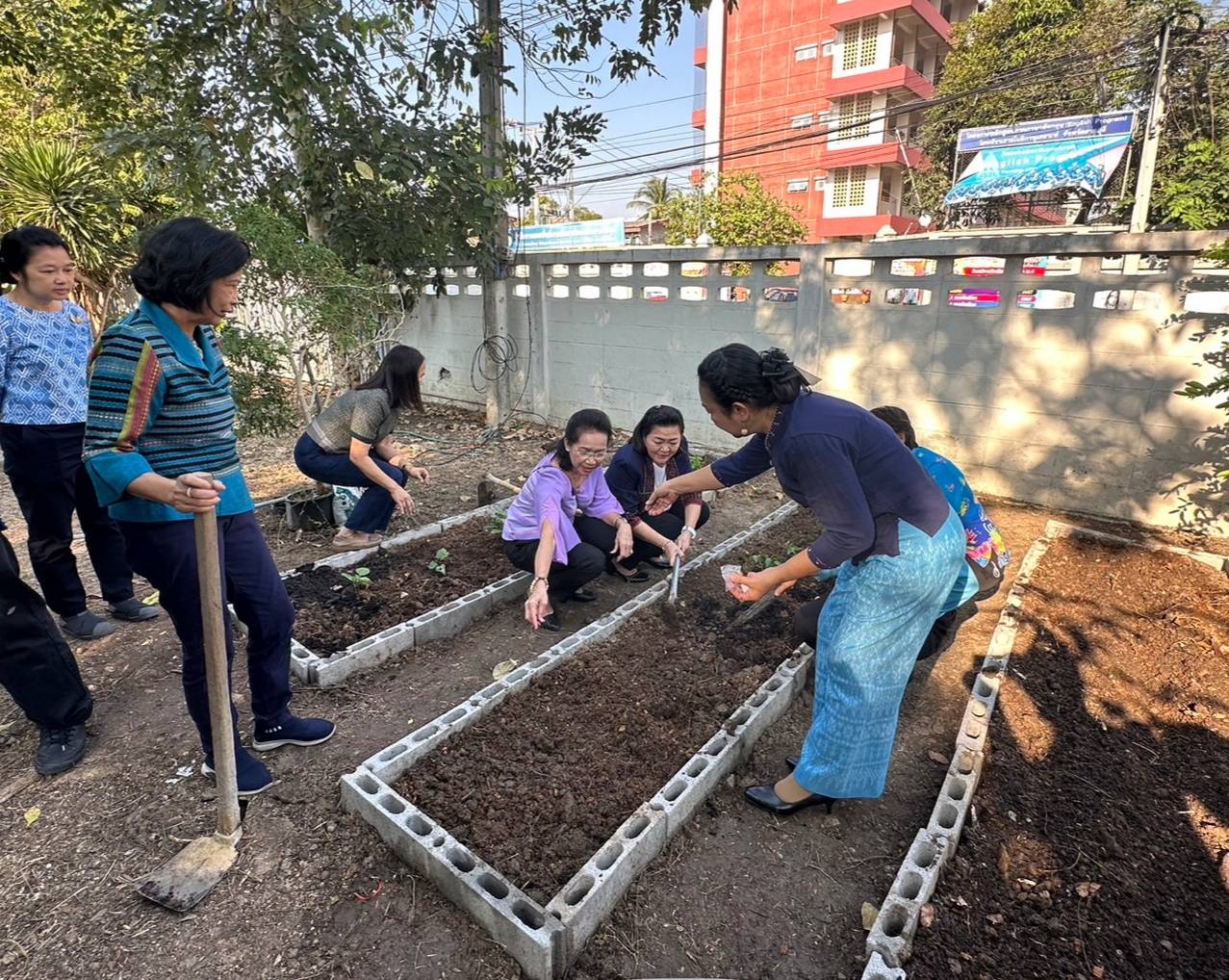 📣พช.ราชบุรี ร่วมกับชมรมแม่บ้านมหาดไทยจังหวัดราชบุรี ขับเคลื่อนการน้อมนำหลักปรัชญาของเศรษฐกิจพอเพียงไปสู่การปฏิบัติ และน้อมนำแนวพระราชดำริของสมเด็จพระกนิษฐาธิราชเจ้ากรมสมเด็จพระเทพรัตนราชสุดาฯ สยามบรมราชกุมารี ปลูกผักสวนครัวสร้างความมั่นคงทางอาหาร