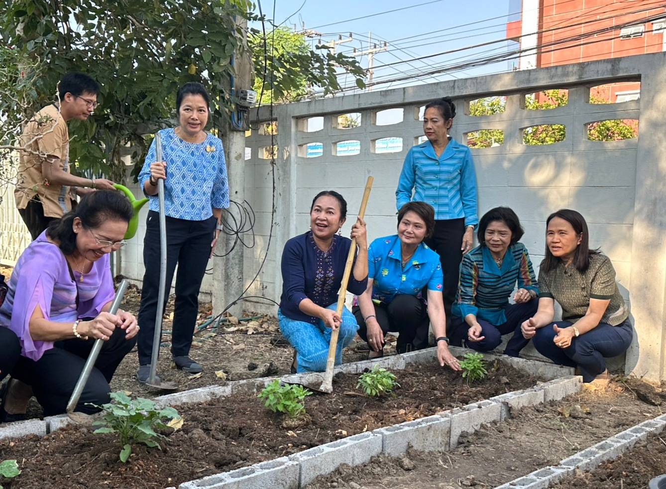 📣พช.ราชบุรี ร่วมกับชมรมแม่บ้านมหาดไทยจังหวัดราชบุรี ขับเคลื่อนการน้อมนำหลักปรัชญาของเศรษฐกิจพอเพียงไปสู่การปฏิบัติ และน้อมนำแนวพระราชดำริของสมเด็จพระกนิษฐาธิราชเจ้ากรมสมเด็จพระเทพรัตนราชสุดาฯ สยามบรมราชกุมารี ปลูกผักสวนครัวสร้างความมั่นคงทางอาหาร