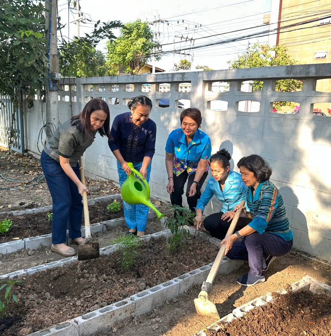📣พช.ราชบุรี ร่วมกับชมรมแม่บ้านมหาดไทยจังหวัดราชบุรี ขับเคลื่อนการน้อมนำหลักปรัชญาของเศรษฐกิจพอเพียงไปสู่การปฏิบัติ และน้อมนำแนวพระราชดำริของสมเด็จพระกนิษฐาธิราชเจ้ากรมสมเด็จพระเทพรัตนราชสุดาฯ สยามบรมราชกุมารี ปลูกผักสวนครัวสร้างความมั่นคงทางอาหาร