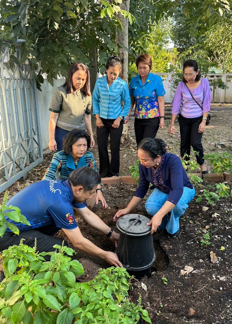 📣พช.ราชบุรี ร่วมกับชมรมแม่บ้านมหาดไทยจังหวัดราชบุรี ขับเคลื่อนการน้อมนำหลักปรัชญาของเศรษฐกิจพอเพียงไปสู่การปฏิบัติ และน้อมนำแนวพระราชดำริของสมเด็จพระกนิษฐาธิราชเจ้ากรมสมเด็จพระเทพรัตนราชสุดาฯ สยามบรมราชกุมารี ปลูกผักสวนครัวสร้างความมั่นคงทางอาหาร