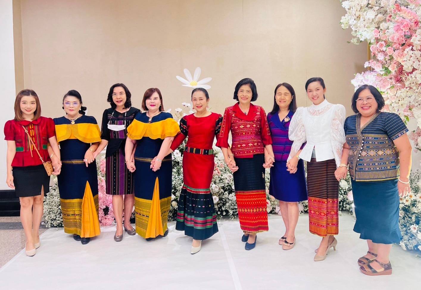 📣 ผู้ว่าราชการจังหวัดพร้อมประธานชมรมแม่บ้านมหาดไทยจังหวัดราชบุรี  นำหัวหน้าส่วนราชการสังกัดกระทรวงมหาดไทย นายอำเภอและคู่สมรส เข้าร่วมโครงการอบรมเพิ่มประสิทธิภาพผู้นำในการเสริมสร้างบทบาทของหมู่บ้านสู่การพัฒนาประเทศอย่างยั่งยืนและประชุมสมาคมแม่บ้านมหาดไทยส้ญจรครั้งที่ 1