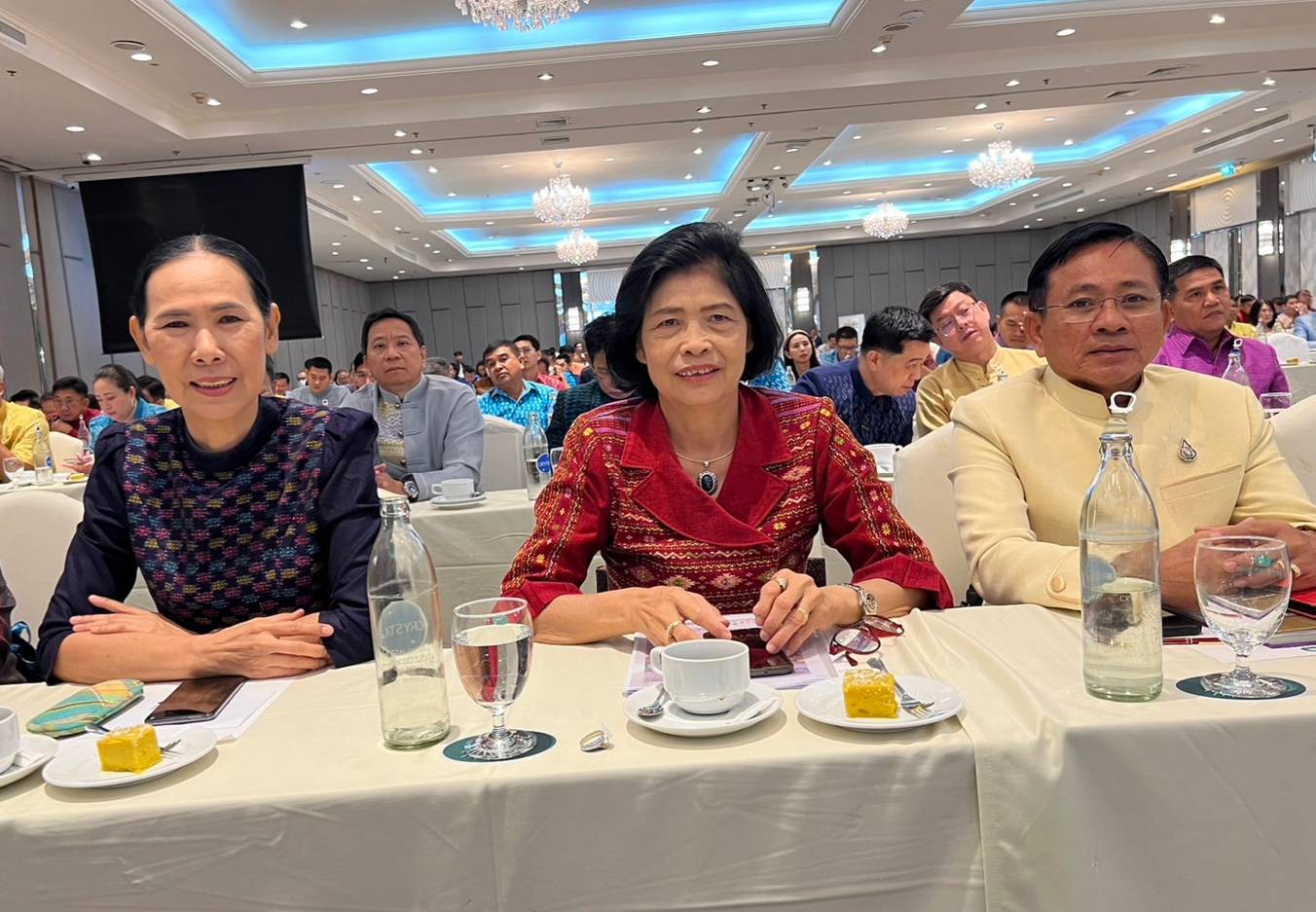 📣 ผู้ว่าราชการจังหวัดพร้อมประธานชมรมแม่บ้านมหาดไทยจังหวัดราชบุรี  นำหัวหน้าส่วนราชการสังกัดกระทรวงมหาดไทย นายอำเภอและคู่สมรส เข้าร่วมโครงการอบรมเพิ่มประสิทธิภาพผู้นำในการเสริมสร้างบทบาทของหมู่บ้านสู่การพัฒนาประเทศอย่างยั่งยืนและประชุมสมาคมแม่บ้านมหาดไทยส้ญจรครั้งที่ 1