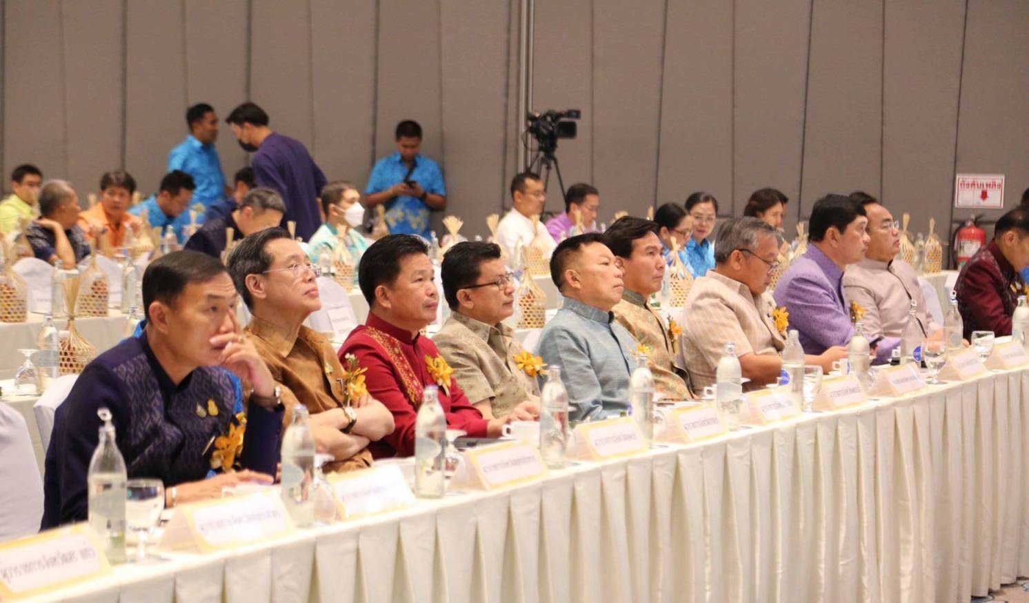 📣 ผู้ว่าราชการจังหวัดพร้อมประธานชมรมแม่บ้านมหาดไทยจังหวัดราชบุรี  นำหัวหน้าส่วนราชการสังกัดกระทรวงมหาดไทย นายอำเภอและคู่สมรส เข้าร่วมโครงการอบรมเพิ่มประสิทธิภาพผู้นำในการเสริมสร้างบทบาทของหมู่บ้านสู่การพัฒนาประเทศอย่างยั่งยืนและประชุมสมาคมแม่บ้านมหาดไทยส้ญจรครั้งที่ 1