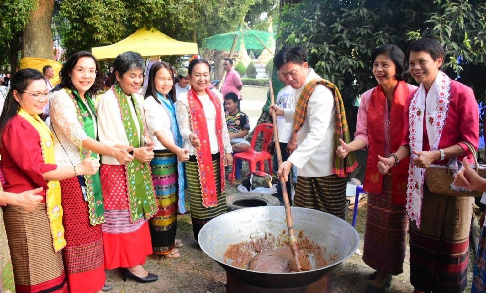 📣ราชบุรีจัดงานสืบสานวิถีวัฒนธรรมประเพณีมอญ “เจี๊ยะ โม่ง โร่ง โม่น เดิง ราชบุรี” กินอยู่ดูมอญ ราชบุรี ครั้งที่ 8 ร่วมห่มผ้าพระเจดีย์มอญเก่าแก่กว่า 250 ปี