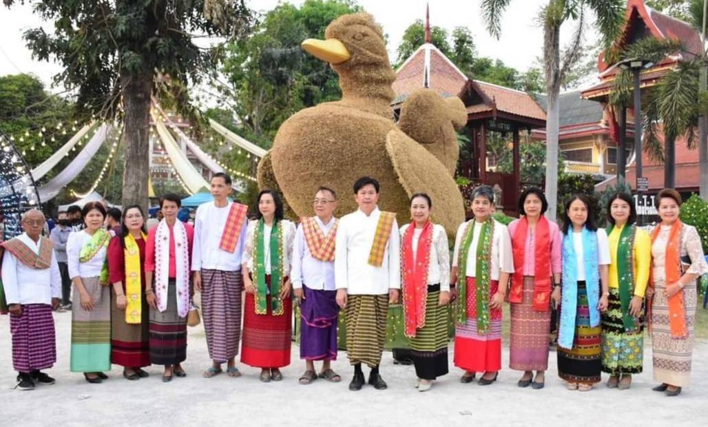 📣ราชบุรีจัดงานสืบสานวิถีวัฒนธรรมประเพณีมอญ “เจี๊ยะ โม่ง โร่ง โม่น เดิง ราชบุรี” กินอยู่ดูมอญ ราชบุรี ครั้งที่ 8 ร่วมห่มผ้าพระเจดีย์มอญเก่าแก่กว่า 250 ปี