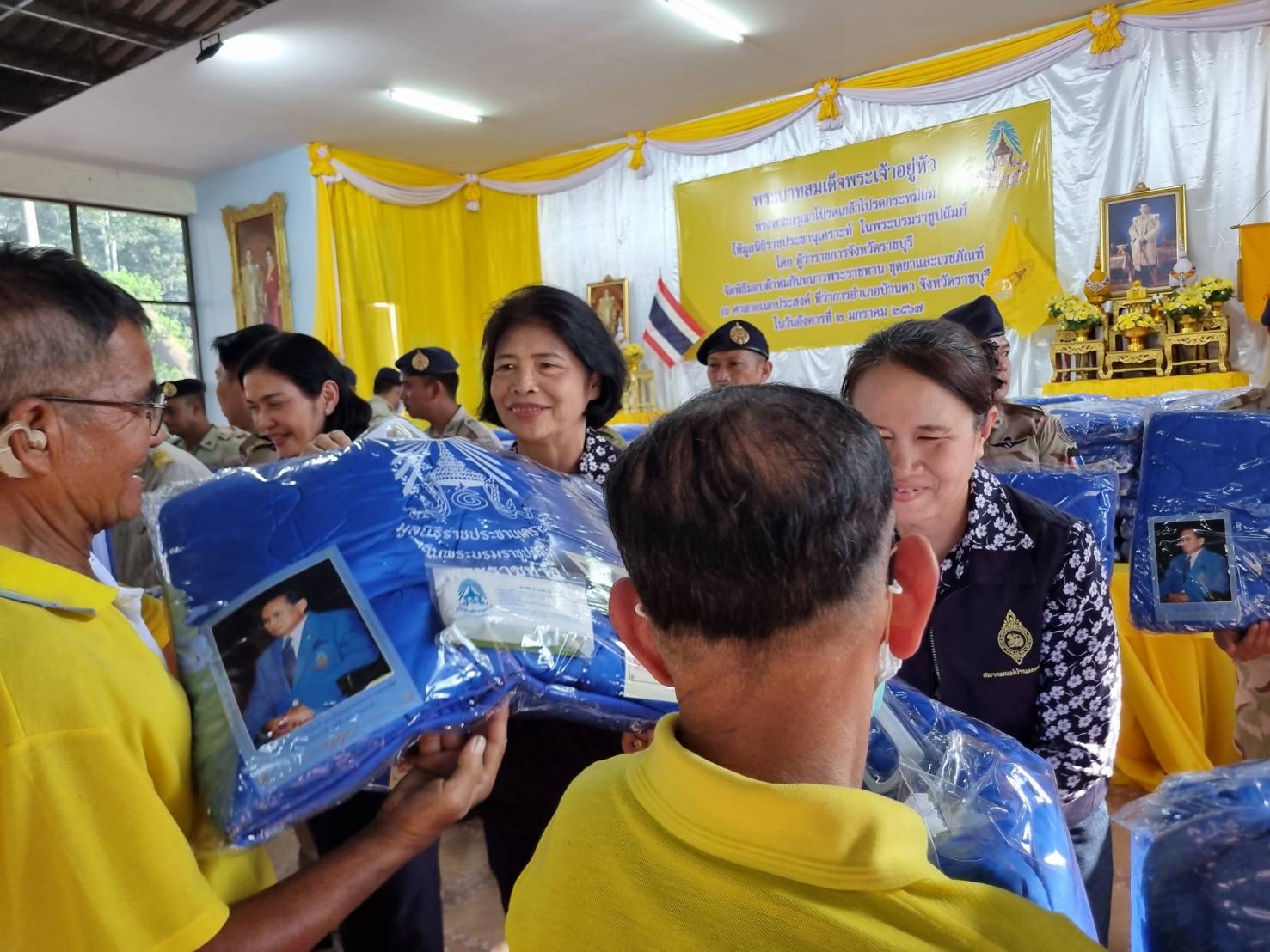 📣 พช.ราชบุรี ร่วมพิธีมอบผ้าห่มกันหนาวพระราชทาน