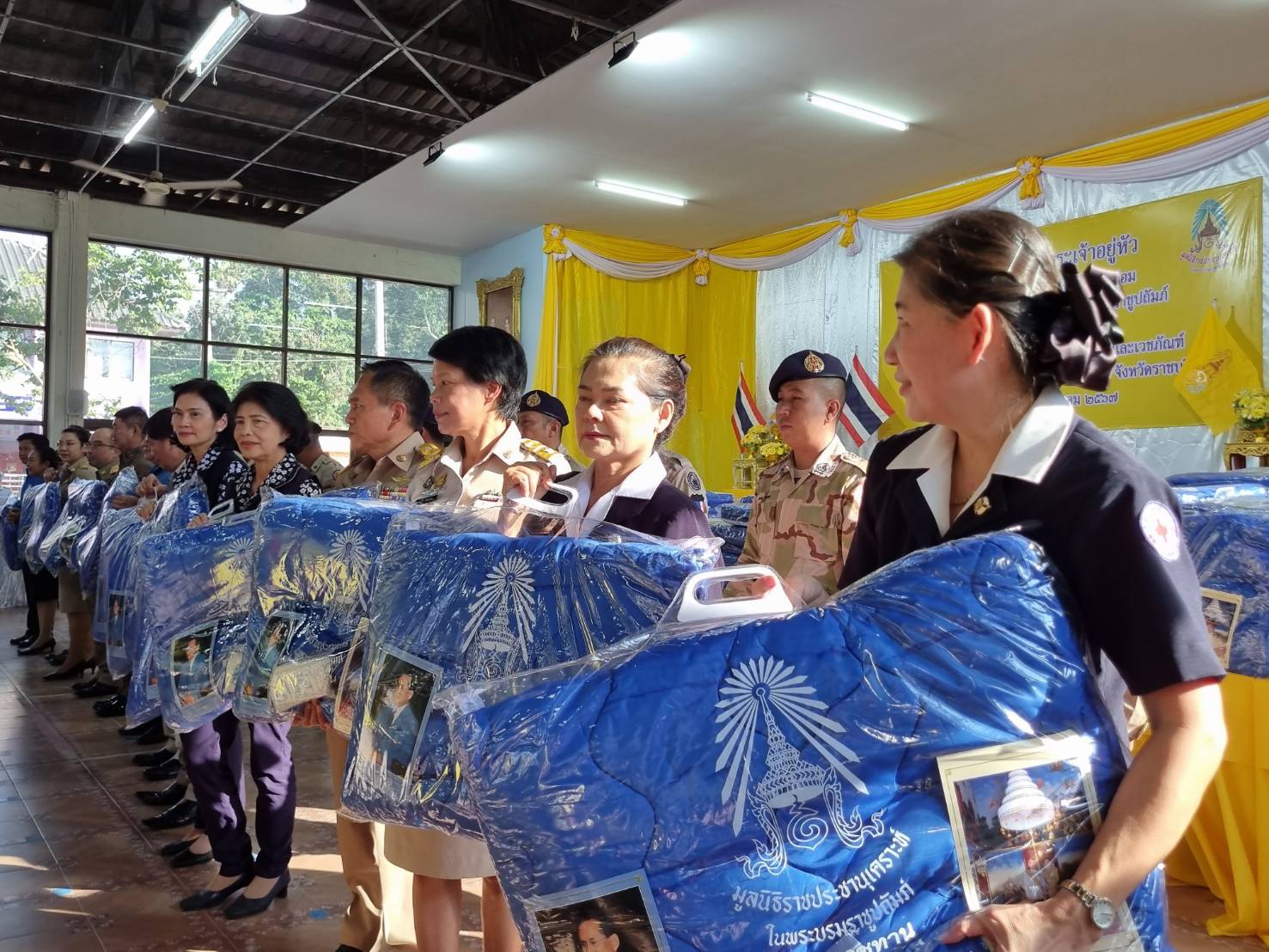 📣 พช.ราชบุรี ร่วมพิธีมอบผ้าห่มกันหนาวพระราชทาน