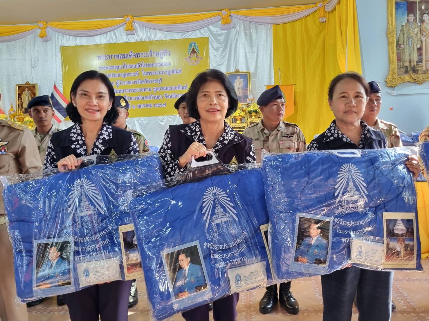 📣 พช.ราชบุรี ร่วมพิธีมอบผ้าห่มกันหนาวพระราชทาน