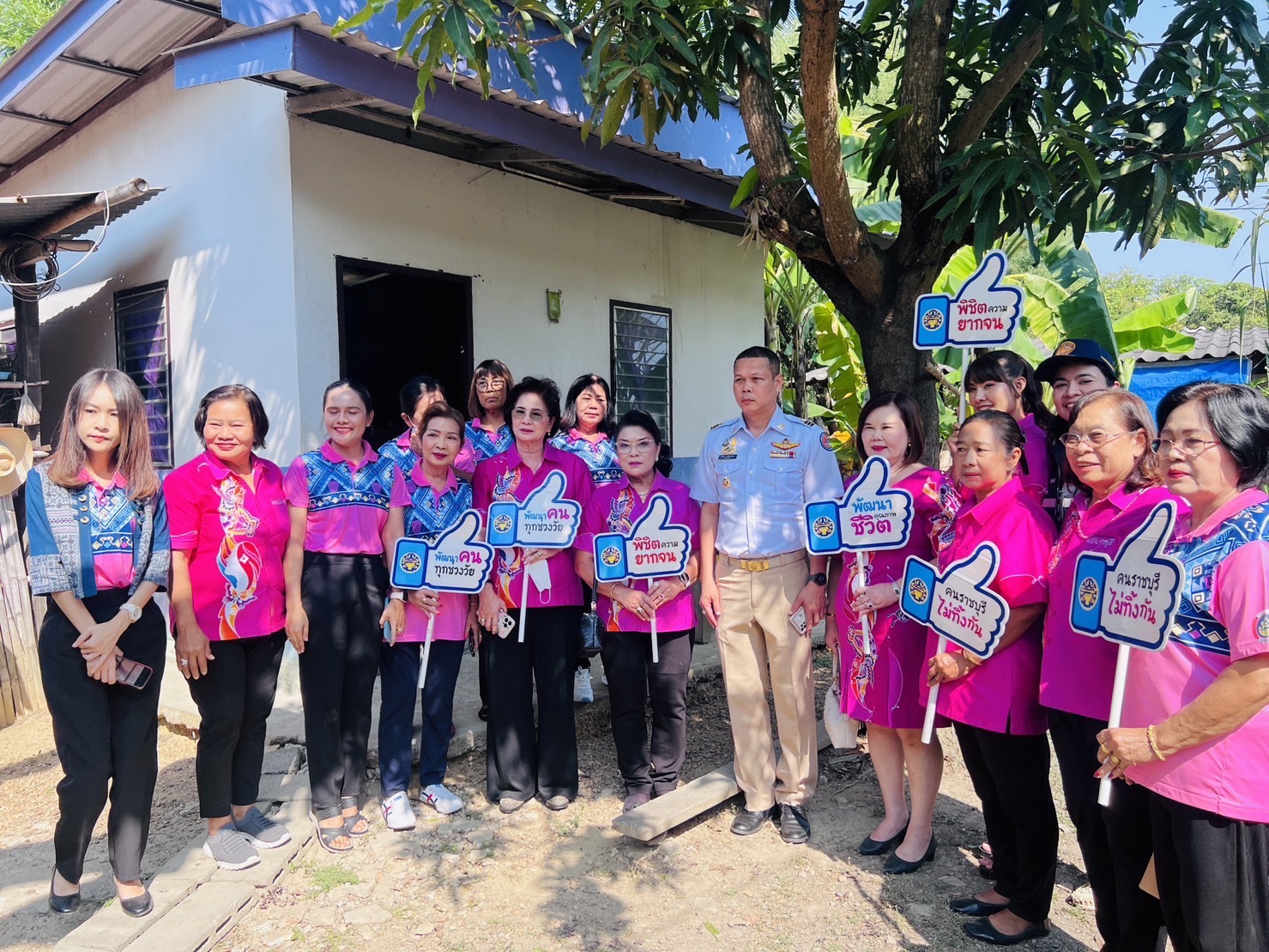 📣 พช.ราชบุรี ผนึกกำลังองค์กรสตรีสัญจรลงพื้นที่ ร่วมขับเคลื่อนการขจัดความยากจนและพัฒนาคนทุกช่วงวัยอย่างยั่งยืนตามหลักปรัชญาของเศรษฐกิจพอเพียง “คนราชบุรี ไม่ทิ้งกัน”