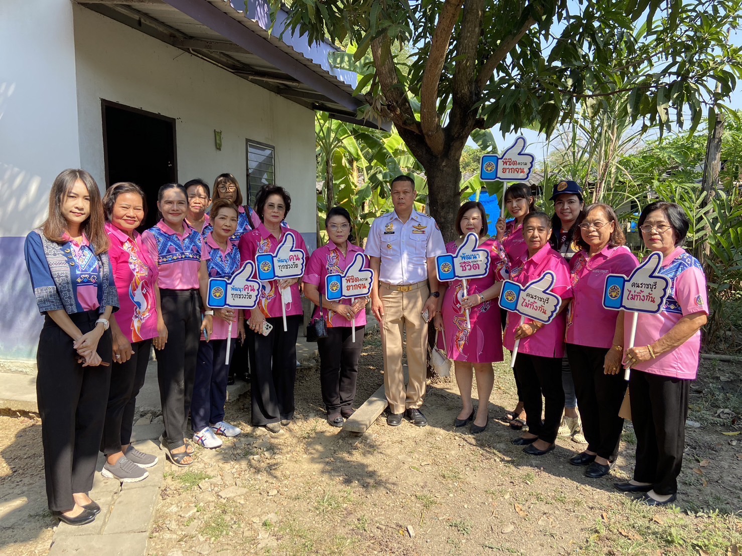 📣 พช.ราชบุรี ผนึกกำลังองค์กรสตรีสัญจรลงพื้นที่ ร่วมขับเคลื่อนการขจัดความยากจนและพัฒนาคนทุกช่วงวัยอย่างยั่งยืนตามหลักปรัชญาของเศรษฐกิจพอเพียง “คนราชบุรี ไม่ทิ้งกัน”