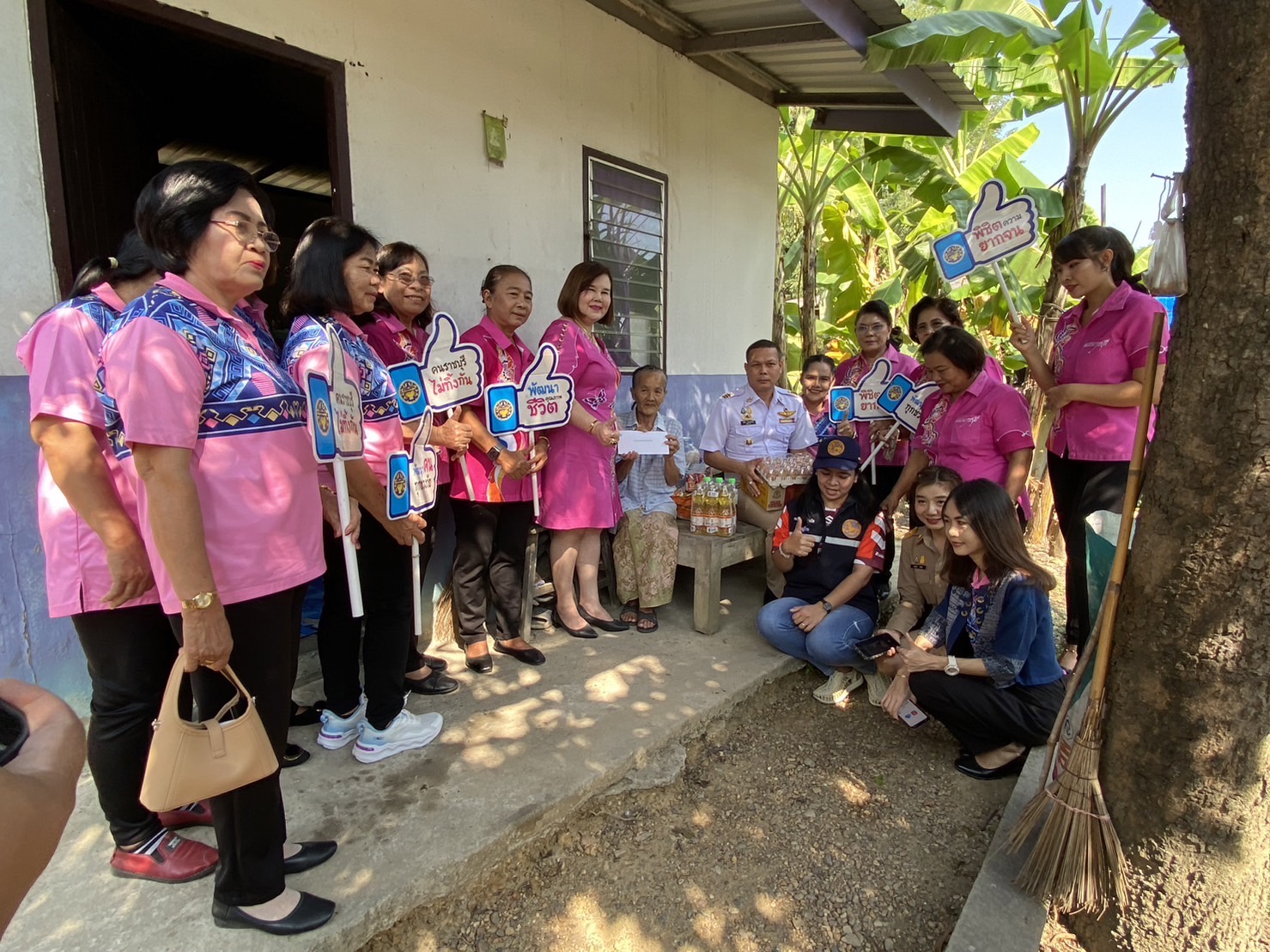 📣 พช.ราชบุรี ผนึกกำลังองค์กรสตรีสัญจรลงพื้นที่ ร่วมขับเคลื่อนการขจัดความยากจนและพัฒนาคนทุกช่วงวัยอย่างยั่งยืนตามหลักปรัชญาของเศรษฐกิจพอเพียง “คนราชบุรี ไม่ทิ้งกัน”