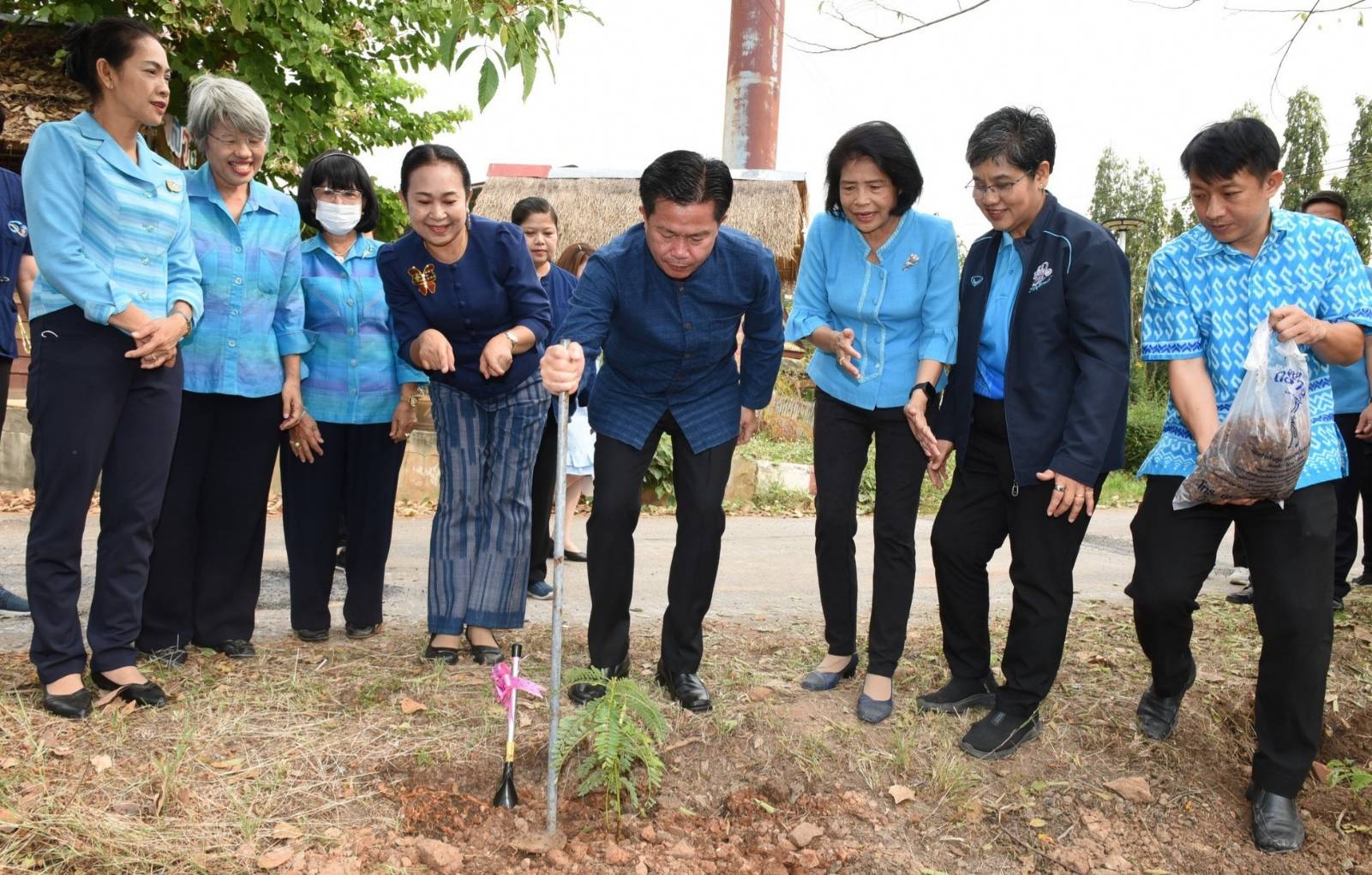 📣 พช.ราชบุรี KICK OFF ขับเคลื่อนโครงการ “ทางนี้มีผล ผู้คนรักกัน ถนนกินได้ 1,073 เส้นทาง เฉลิมพระเกียรติพระบาทสมเด็จพระเจ้าอยู่หัว เนื่องในโอกาสมหามงคลเฉลิมพระชนมพรรษา 6 รอบ 28 กรกฎาคม 2567”