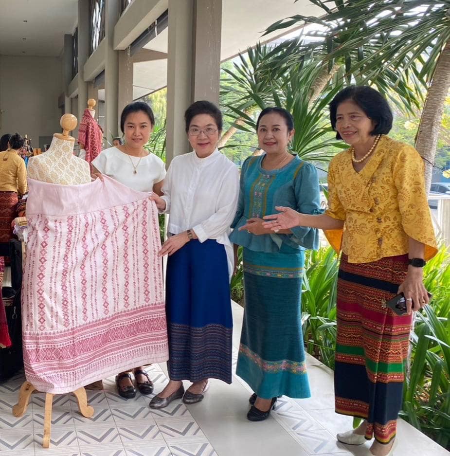 📣 ผู้ประกอบการ OTOP และช่างทอผ้า จังหวัดราชบุรี เป็นปลื้ม ประธานชมรมแม่บ้านพัฒนาชุมชน ควงประธานแม่บ้านมหาดไทยจังหวัดราชบุรีลงพื้นที่เยี่ยมชม สร้างกำลังใจดันรายได้จำหน่าย OTOP และผ้าพื้นถิ่น