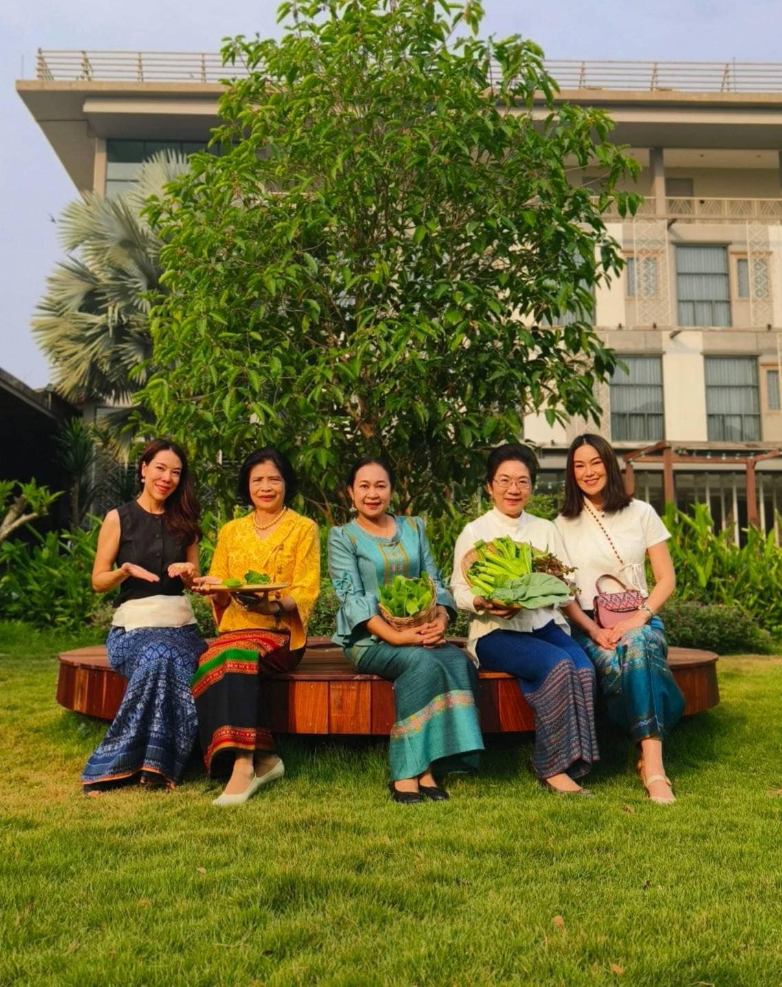 📣 ประธานชมรมแม่บ้านพัฒนาชุมชน จับมือ ประธานชมรมแม่บ้านมหาดไทยจังหวัดราชบุรี ขยายผลการน้อมนำแนวพระราชดำริของสมเด็จพระกนิษฐาธิราชเจ้า กรมสมเด็จพระเทพรัตนราชสุดาฯ สยามบรมราชกุมารี ขับเคลื่อนโครงการสร้างความมั่นคงทางอาหาร “บ้านนี้มีรัก ปลูกผักกินเอง”ขยายผลอาหารปลอดภัยจากบ้านสู่โรงแรม