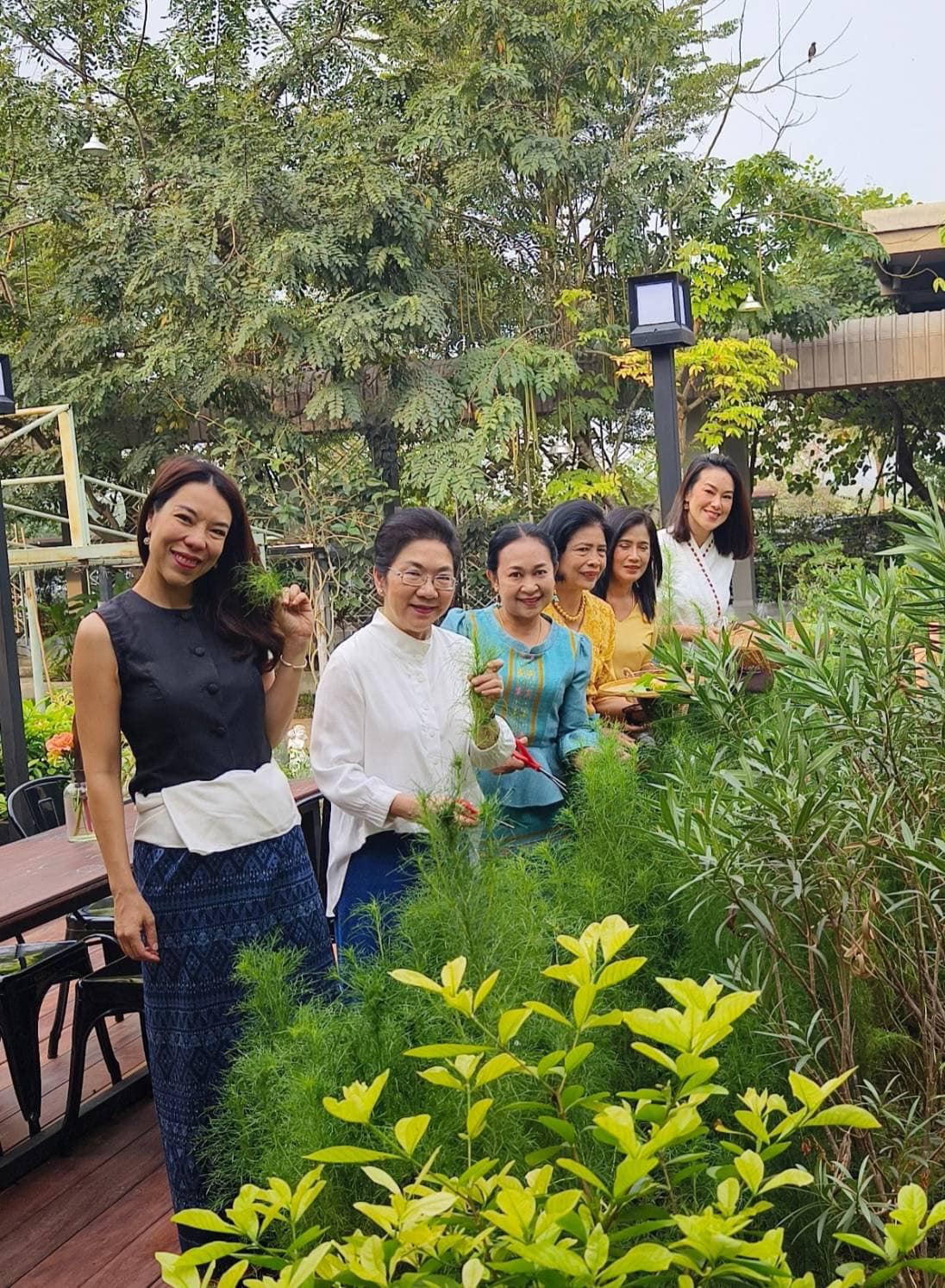 📣 ประธานชมรมแม่บ้านพัฒนาชุมชน จับมือ ประธานชมรมแม่บ้านมหาดไทยจังหวัดราชบุรี ขยายผลการน้อมนำแนวพระราชดำริของสมเด็จพระกนิษฐาธิราชเจ้า กรมสมเด็จพระเทพรัตนราชสุดาฯ สยามบรมราชกุมารี ขับเคลื่อนโครงการสร้างความมั่นคงทางอาหาร “บ้านนี้มีรัก ปลูกผักกินเอง”ขยายผลอาหารปลอดภัยจากบ้านสู่โรงแรม