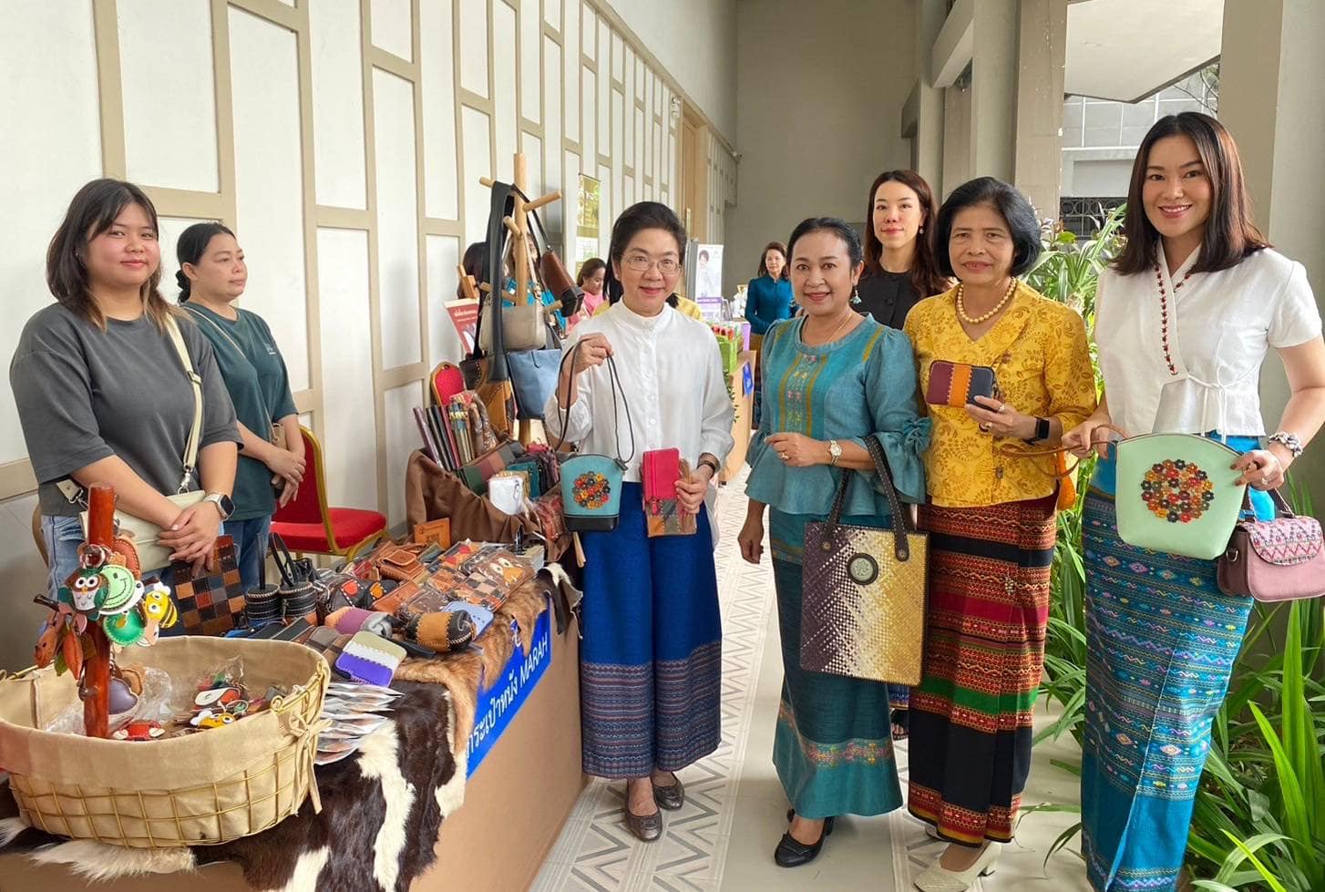 📣 ผู้ประกอบการ OTOP และช่างทอผ้า จังหวัดราชบุรี เป็นปลื้ม ประธานชมรมแม่บ้านพัฒนาชุมชน ควงประธานแม่บ้านมหาดไทยจังหวัดราชบุรีลงพื้นที่เยี่ยมชม สร้างกำลังใจดันรายได้จำหน่าย OTOP และผ้าพื้นถิ่น