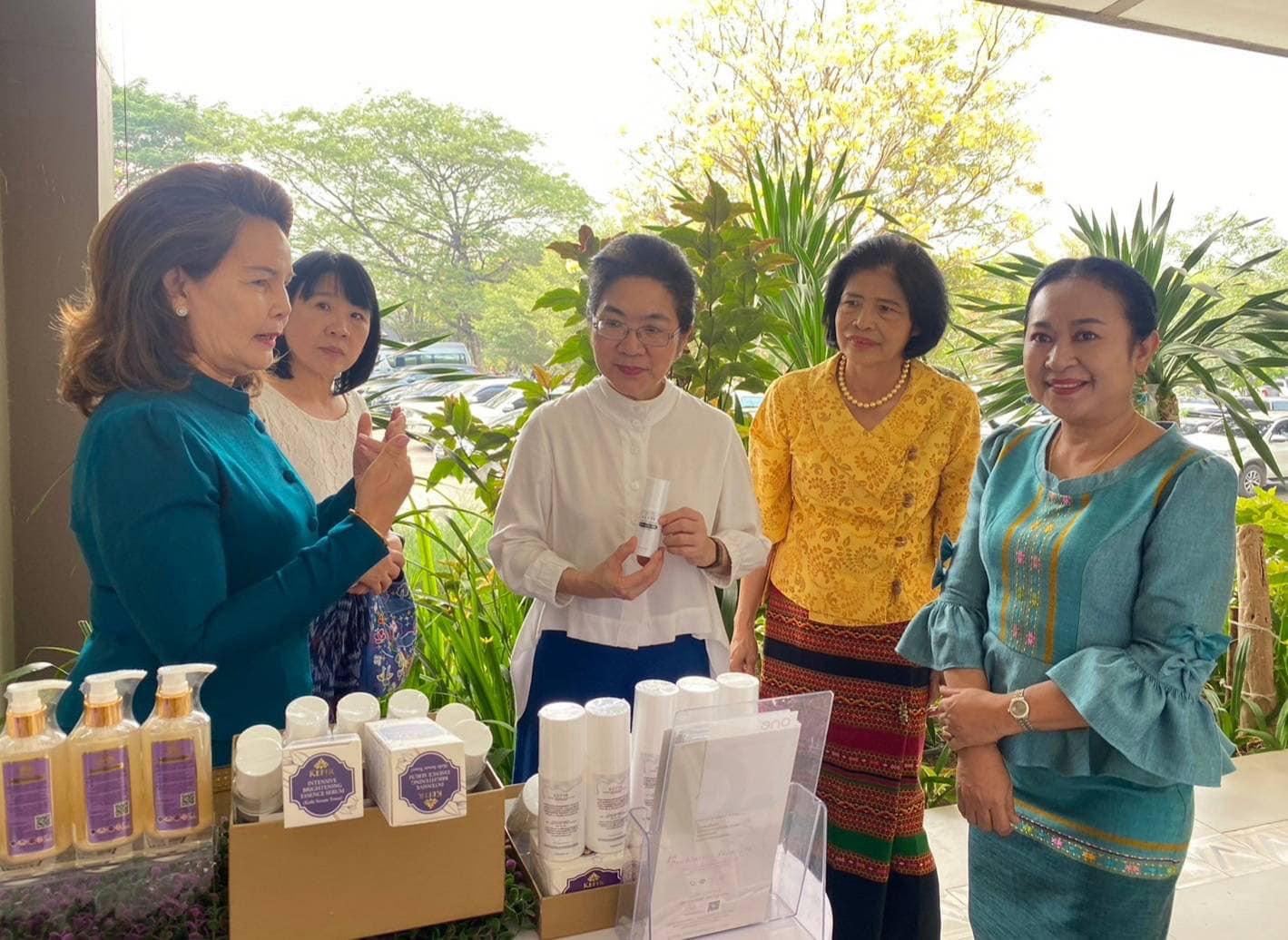 📣 ผู้ประกอบการ OTOP และช่างทอผ้า จังหวัดราชบุรี เป็นปลื้ม ประธานชมรมแม่บ้านพัฒนาชุมชน ควงประธานแม่บ้านมหาดไทยจังหวัดราชบุรีลงพื้นที่เยี่ยมชม สร้างกำลังใจดันรายได้จำหน่าย OTOP และผ้าพื้นถิ่น