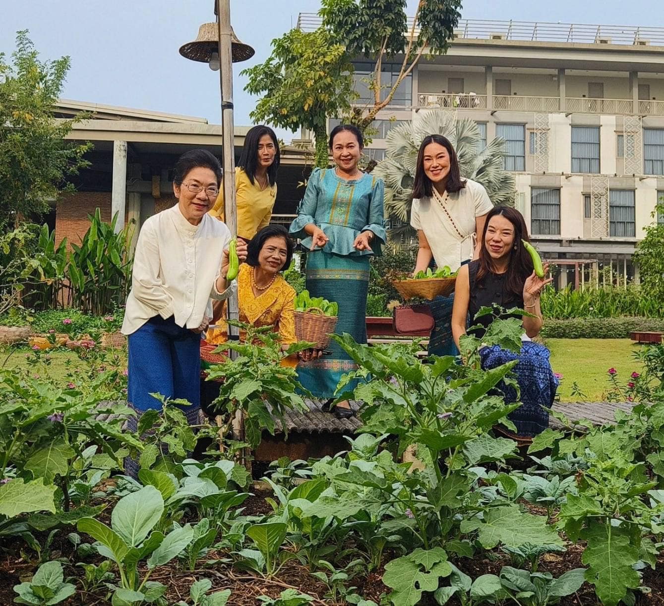 📣 ประธานชมรมแม่บ้านพัฒนาชุมชน จับมือ ประธานชมรมแม่บ้านมหาดไทยจังหวัดราชบุรี ขยายผลการน้อมนำแนวพระราชดำริของสมเด็จพระกนิษฐาธิราชเจ้า กรมสมเด็จพระเทพรัตนราชสุดาฯ สยามบรมราชกุมารี ขับเคลื่อนโครงการสร้างความมั่นคงทางอาหาร “บ้านนี้มีรัก ปลูกผักกินเอง”ขยายผลอาหารปลอดภัยจากบ้านสู่โรงแรม