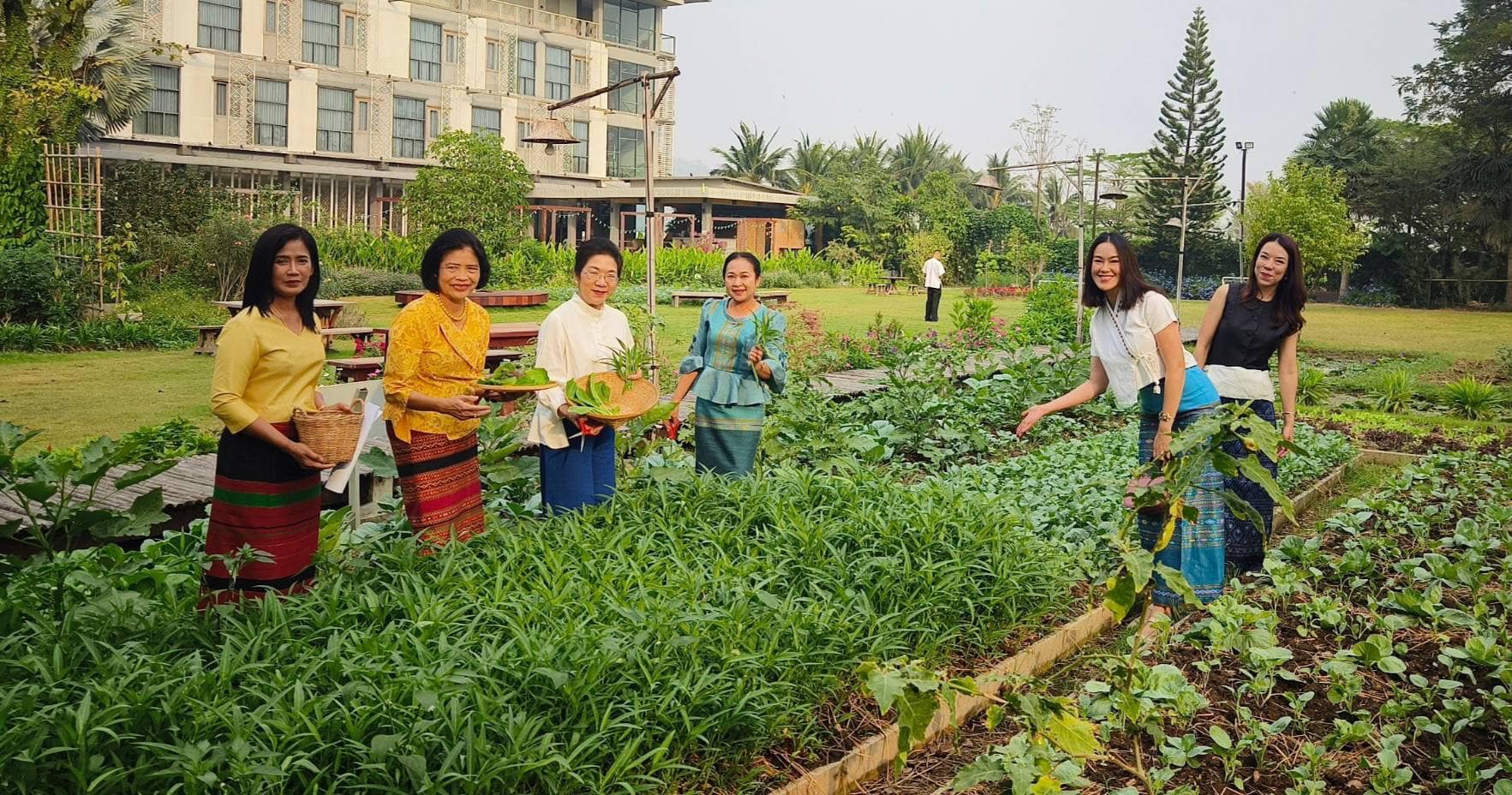 📣 ประธานชมรมแม่บ้านพัฒนาชุมชน จับมือ ประธานชมรมแม่บ้านมหาดไทยจังหวัดราชบุรี ขยายผลการน้อมนำแนวพระราชดำริของสมเด็จพระกนิษฐาธิราชเจ้า กรมสมเด็จพระเทพรัตนราชสุดาฯ สยามบรมราชกุมารี ขับเคลื่อนโครงการสร้างความมั่นคงทางอาหาร “บ้านนี้มีรัก ปลูกผักกินเอง”ขยายผลอาหารปลอดภัยจากบ้านสู่โรงแรม