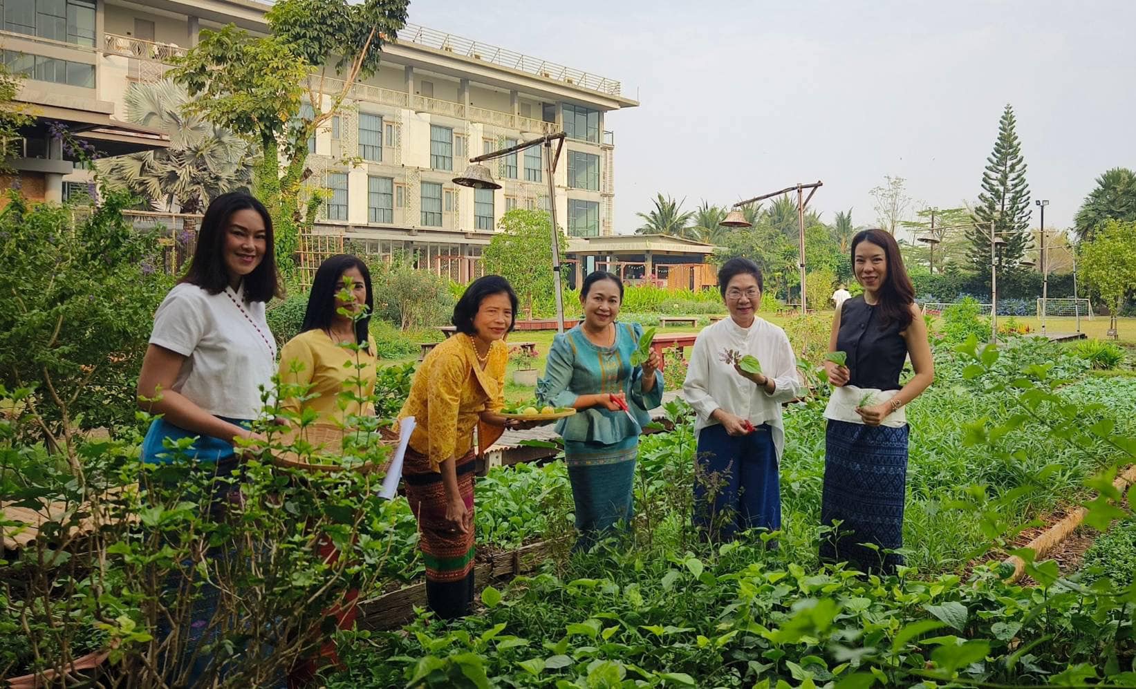 📣 ประธานชมรมแม่บ้านพัฒนาชุมชน จับมือ ประธานชมรมแม่บ้านมหาดไทยจังหวัดราชบุรี ขยายผลการน้อมนำแนวพระราชดำริของสมเด็จพระกนิษฐาธิราชเจ้า กรมสมเด็จพระเทพรัตนราชสุดาฯ สยามบรมราชกุมารี ขับเคลื่อนโครงการสร้างความมั่นคงทางอาหาร “บ้านนี้มีรัก ปลูกผักกินเอง”ขยายผลอาหารปลอดภัยจากบ้านสู่โรงแรม
