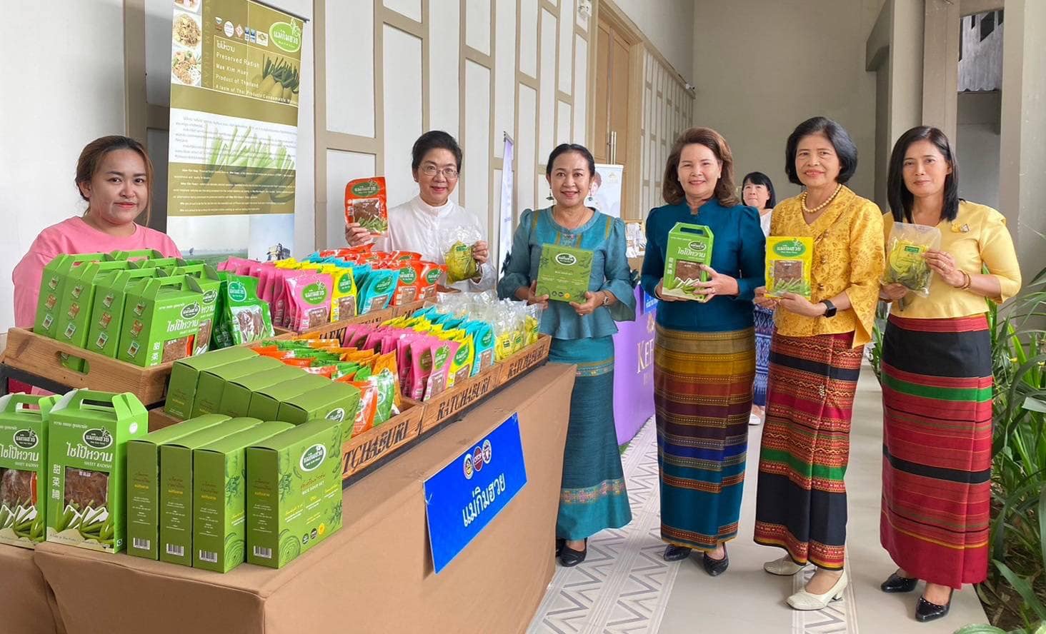 📣 ผู้ประกอบการ OTOP และช่างทอผ้า จังหวัดราชบุรี เป็นปลื้ม ประธานชมรมแม่บ้านพัฒนาชุมชน ควงประธานแม่บ้านมหาดไทยจังหวัดราชบุรีลงพื้นที่เยี่ยมชม สร้างกำลังใจดันรายได้จำหน่าย OTOP และผ้าพื้นถิ่น