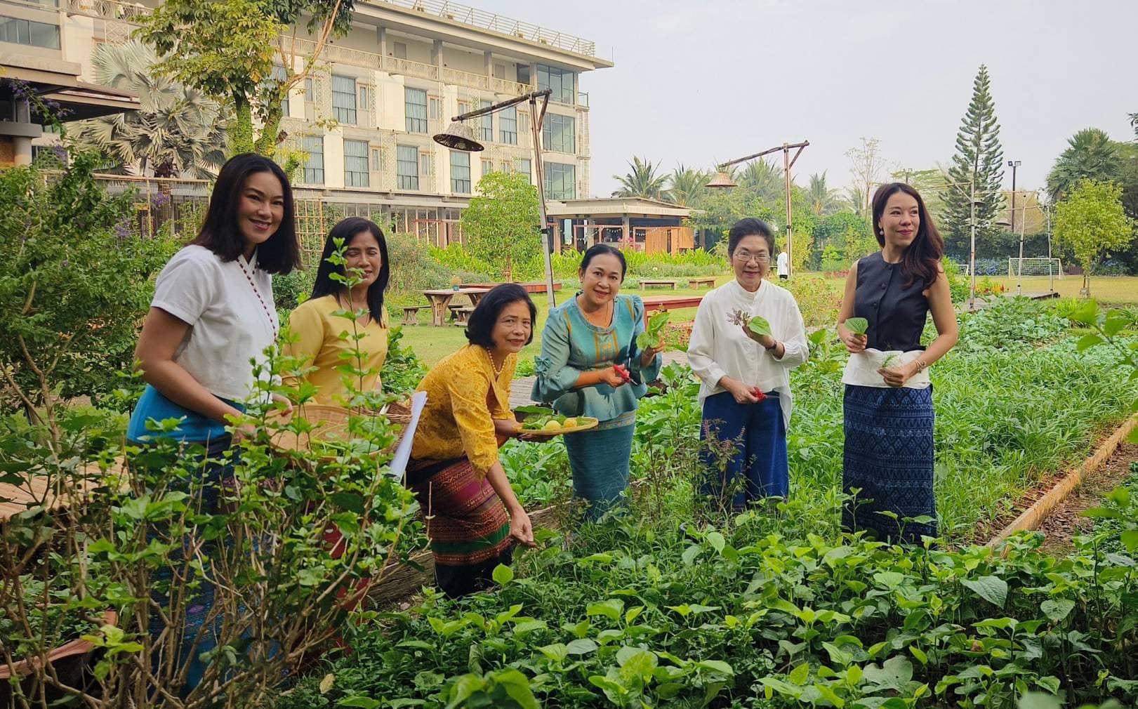 📣 ประธานชมรมแม่บ้านพัฒนาชุมชน จับมือ ประธานชมรมแม่บ้านมหาดไทยจังหวัดราชบุรี ขยายผลการน้อมนำแนวพระราชดำริของสมเด็จพระกนิษฐาธิราชเจ้า กรมสมเด็จพระเทพรัตนราชสุดาฯ สยามบรมราชกุมารี ขับเคลื่อนโครงการสร้างความมั่นคงทางอาหาร “บ้านนี้มีรัก ปลูกผักกินเอง”ขยายผลอาหารปลอดภัยจากบ้านสู่โรงแรม