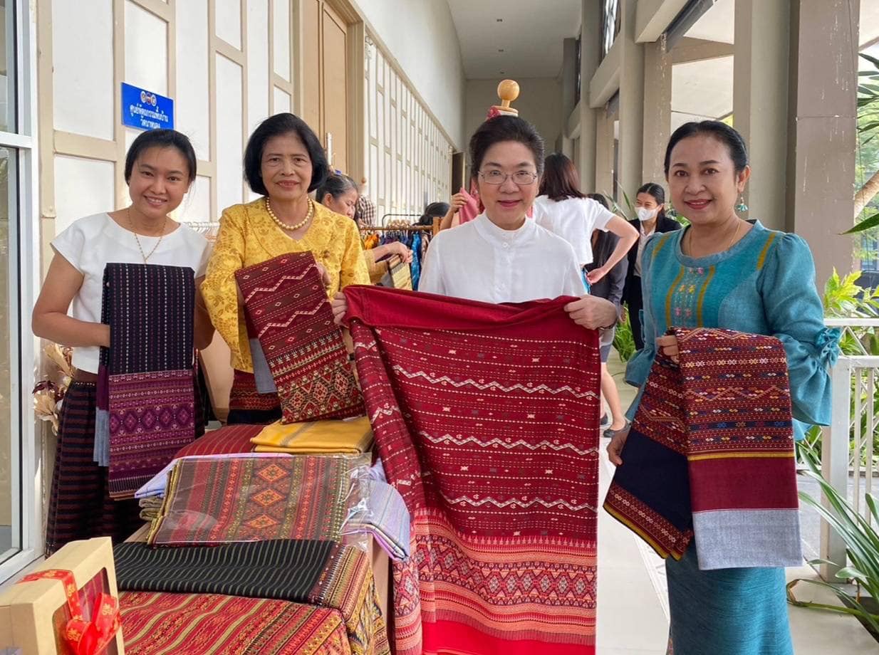 📣 ผู้ประกอบการ OTOP และช่างทอผ้า จังหวัดราชบุรี เป็นปลื้ม ประธานชมรมแม่บ้านพัฒนาชุมชน ควงประธานแม่บ้านมหาดไทยจังหวัดราชบุรีลงพื้นที่เยี่ยมชม สร้างกำลังใจดันรายได้จำหน่าย OTOP และผ้าพื้นถิ่น