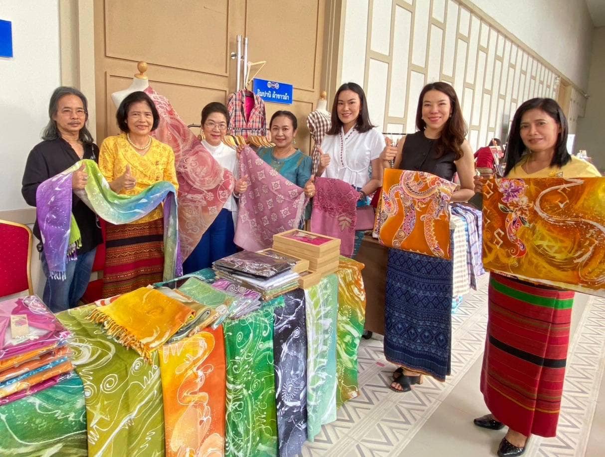 📣 ผู้ประกอบการ OTOP และช่างทอผ้า จังหวัดราชบุรี เป็นปลื้ม ประธานชมรมแม่บ้านพัฒนาชุมชน ควงประธานแม่บ้านมหาดไทยจังหวัดราชบุรีลงพื้นที่เยี่ยมชม สร้างกำลังใจดันรายได้จำหน่าย OTOP และผ้าพื้นถิ่น