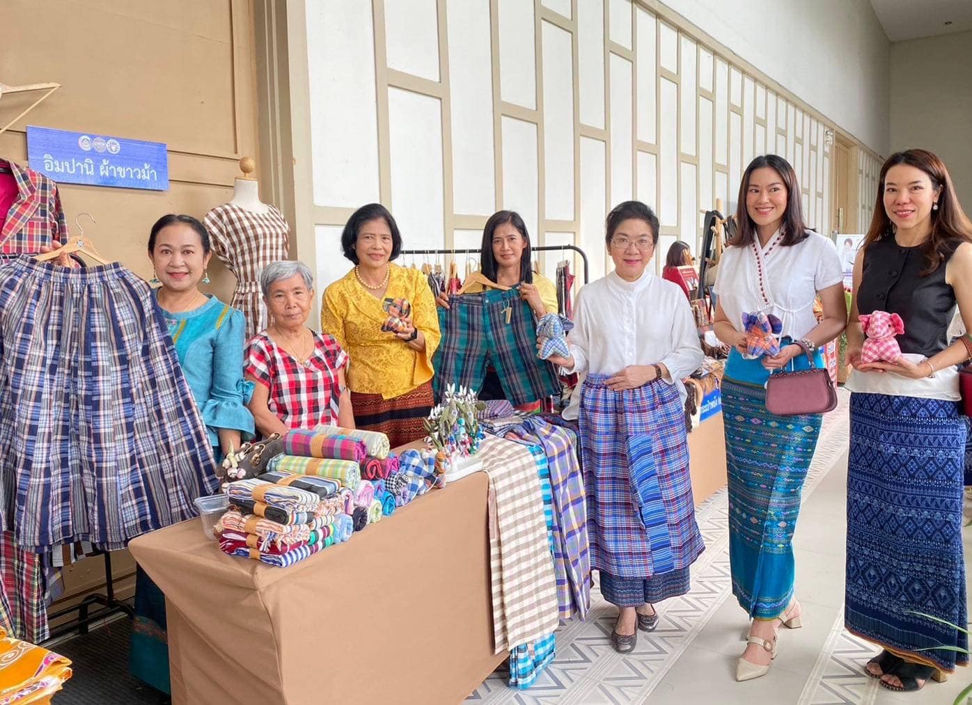 📣 ผู้ประกอบการ OTOP และช่างทอผ้า จังหวัดราชบุรี เป็นปลื้ม ประธานชมรมแม่บ้านพัฒนาชุมชน ควงประธานแม่บ้านมหาดไทยจังหวัดราชบุรีลงพื้นที่เยี่ยมชม สร้างกำลังใจดันรายได้จำหน่าย OTOP และผ้าพื้นถิ่น