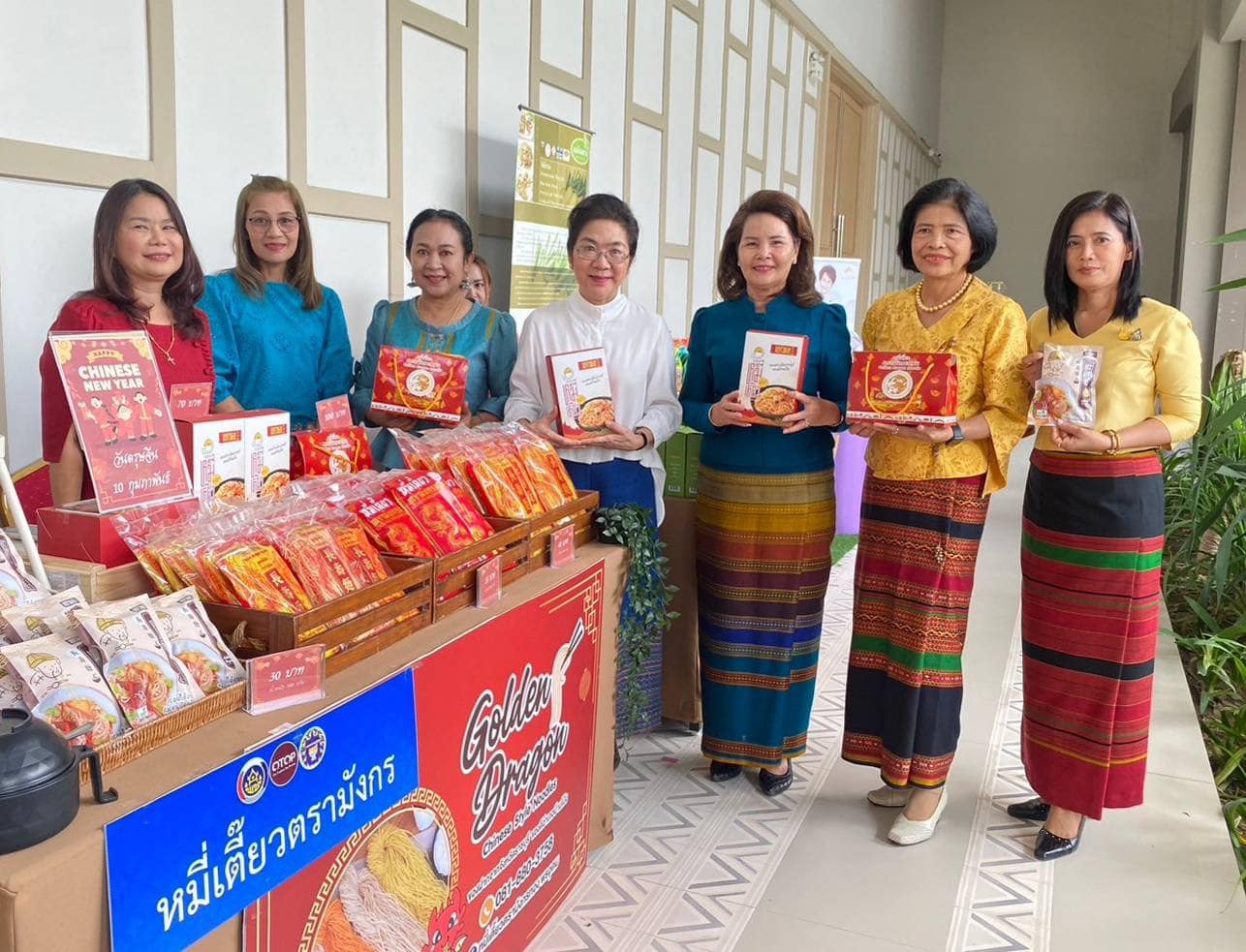 📣 ผู้ประกอบการ OTOP และช่างทอผ้า จังหวัดราชบุรี เป็นปลื้ม ประธานชมรมแม่บ้านพัฒนาชุมชน ควงประธานแม่บ้านมหาดไทยจังหวัดราชบุรีลงพื้นที่เยี่ยมชม สร้างกำลังใจดันรายได้จำหน่าย OTOP และผ้าพื้นถิ่น