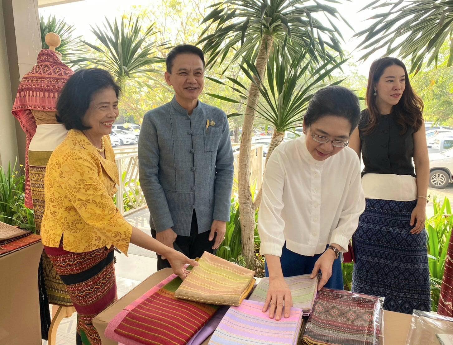 📣 ผู้ประกอบการ OTOP และช่างทอผ้า จังหวัดราชบุรี เป็นปลื้ม ประธานชมรมแม่บ้านพัฒนาชุมชน ควงประธานแม่บ้านมหาดไทยจังหวัดราชบุรีลงพื้นที่เยี่ยมชม สร้างกำลังใจดันรายได้จำหน่าย OTOP และผ้าพื้นถิ่น