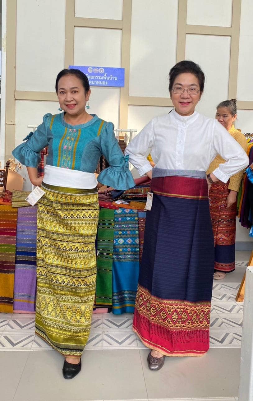 📣 ผู้ประกอบการ OTOP และช่างทอผ้า จังหวัดราชบุรี เป็นปลื้ม ประธานชมรมแม่บ้านพัฒนาชุมชน ควงประธานแม่บ้านมหาดไทยจังหวัดราชบุรีลงพื้นที่เยี่ยมชม สร้างกำลังใจดันรายได้จำหน่าย OTOP และผ้าพื้นถิ่น