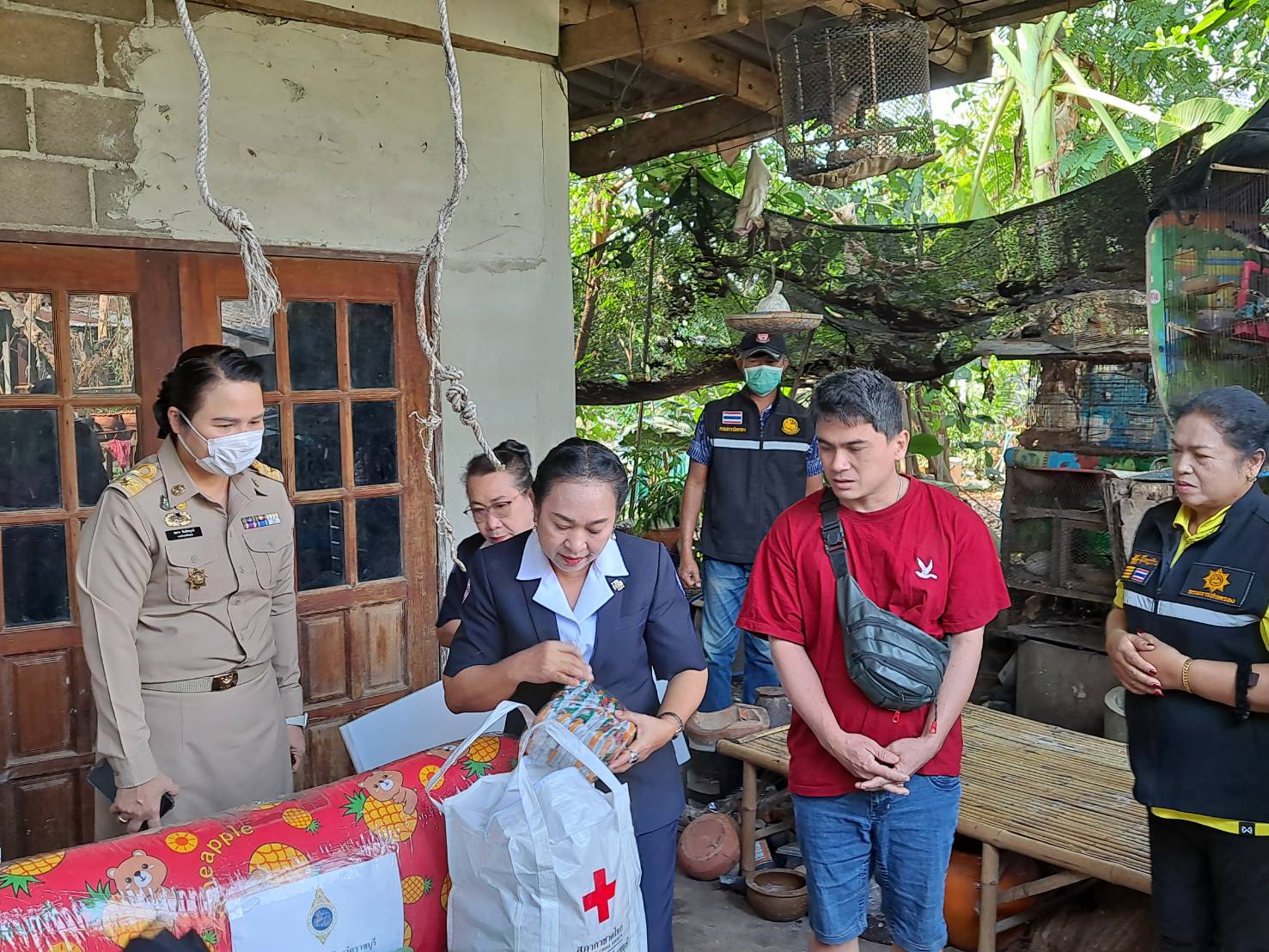 📣 นายกเหล่ากาชาดจังหวัดราชบุรี แม่บ้านมหาดไทยจังหวัดราชบุรี ลงพื้นที่ช่วยเหลือและให้กำลังใจครัวเรือนผู้มีรายได้น้อย และครัวเรือนเปราะบางอำเภอวัดเพลง