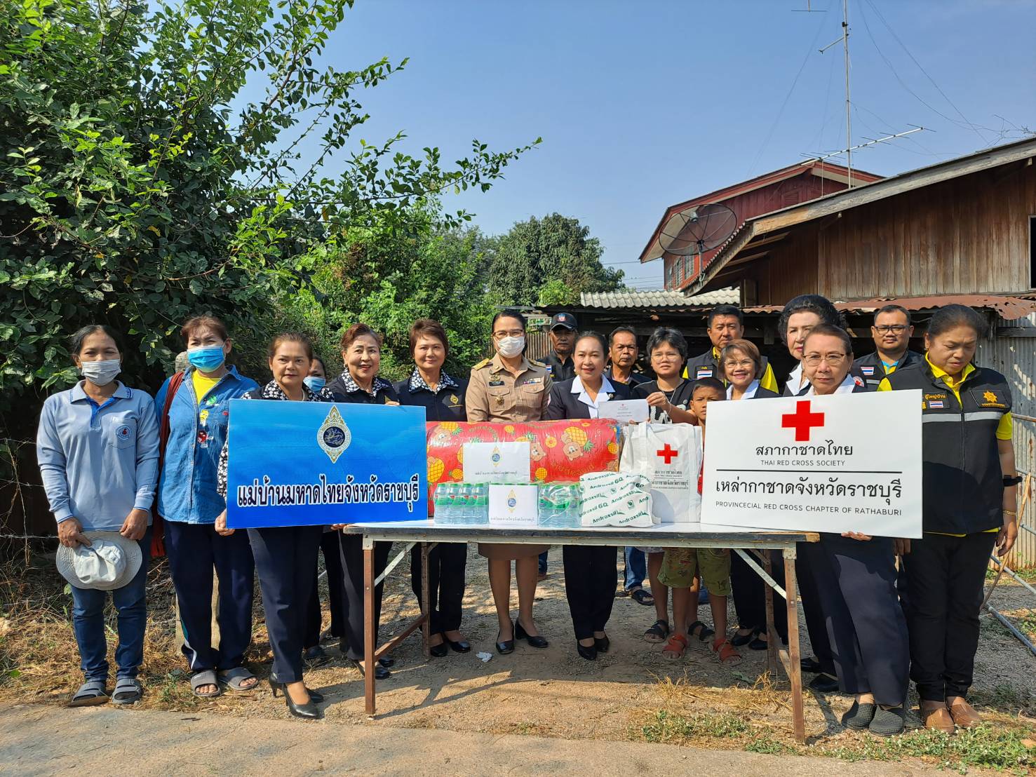 📣 นายกเหล่ากาชาดจังหวัดราชบุรี แม่บ้านมหาดไทยจังหวัดราชบุรี ลงพื้นที่ช่วยเหลือและให้กำลังใจครัวเรือนผู้มีรายได้น้อย และครัวเรือนเปราะบางอำเภอวัดเพลง