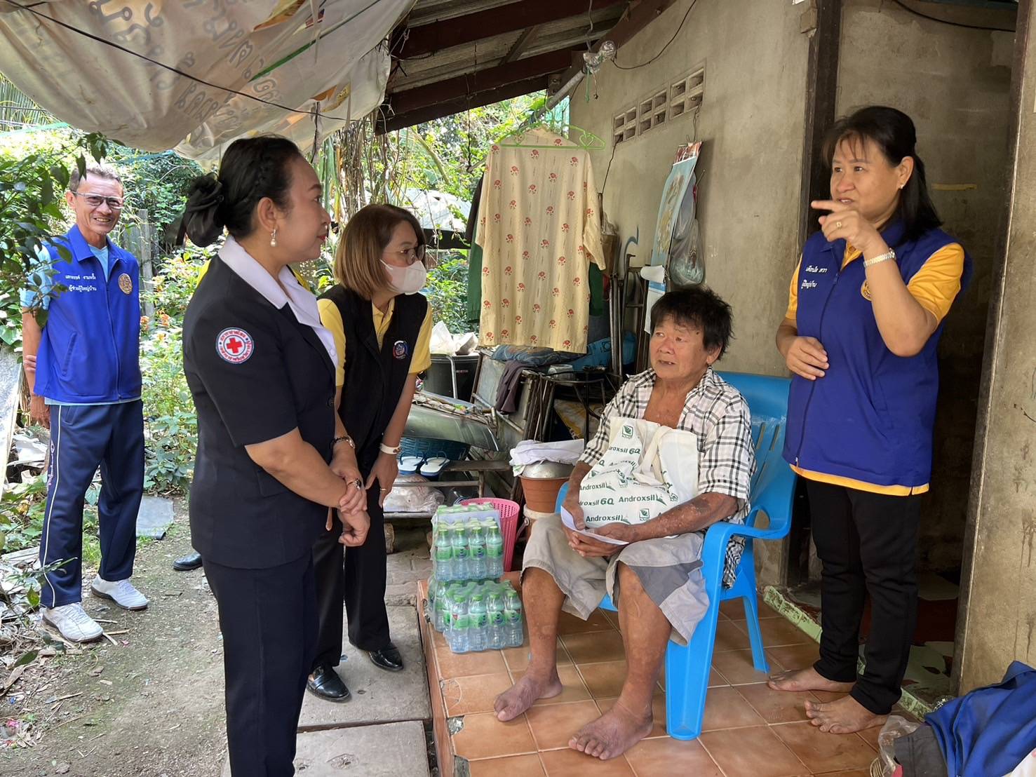 📣 นายกเหล่ากาชาดจังหวัดราชบุรี แม่บ้านมหาดไทยจังหวัดราชบุรี ลงพื้นที่ช่วยเหลือและให้กำลังใจครัวเรือนผู้มีรายได้น้อย และครัวเรือนเปราะบางอำเภอวัดเพลง