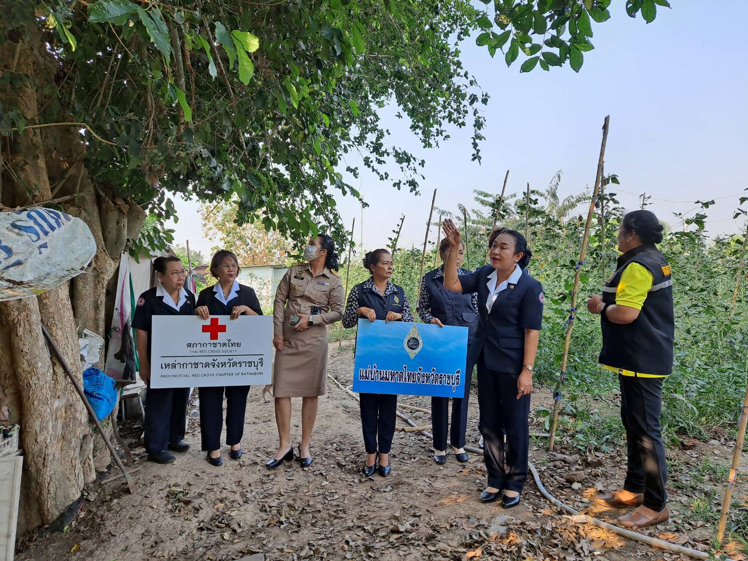 📣 นายกเหล่ากาชาดจังหวัดราชบุรี แม่บ้านมหาดไทยจังหวัดราชบุรี ลงพื้นที่ช่วยเหลือและให้กำลังใจครัวเรือนผู้มีรายได้น้อย และครัวเรือนเปราะบางอำเภอวัดเพลง