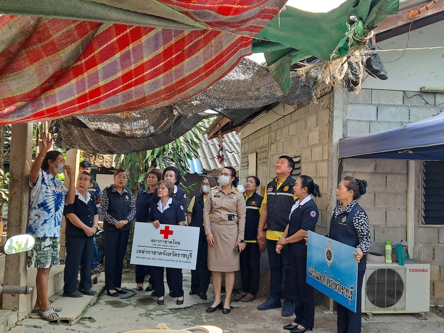 📣 นายกเหล่ากาชาดจังหวัดราชบุรี แม่บ้านมหาดไทยจังหวัดราชบุรี ลงพื้นที่ช่วยเหลือและให้กำลังใจครัวเรือนผู้มีรายได้น้อย และครัวเรือนเปราะบางอำเภอวัดเพลง