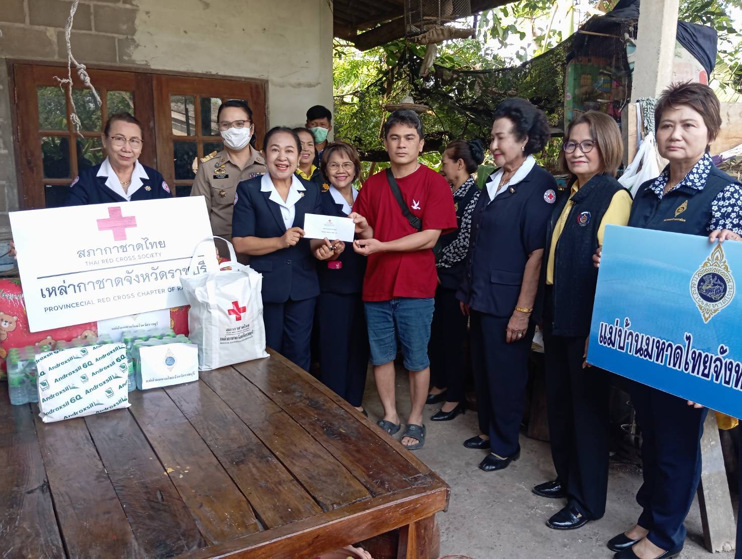 📣 นายกเหล่ากาชาดจังหวัดราชบุรี แม่บ้านมหาดไทยจังหวัดราชบุรี ลงพื้นที่ช่วยเหลือและให้กำลังใจครัวเรือนผู้มีรายได้น้อย และครัวเรือนเปราะบางอำเภอวัดเพลง