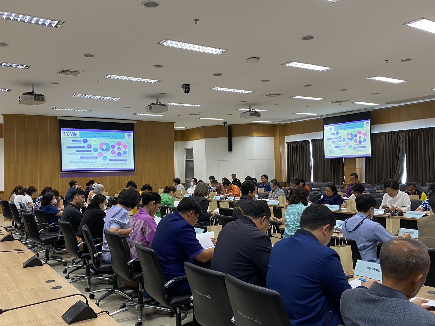 📣 พช.ราชบุรี จัดประชุมคณะกรรมการบริหารศูนย์อำนวยการขจัดความยากจนและพัฒนาคนทุกช่วงวัยอย่างยั่งยืน ตามหลักปรัชญาของเศรษฐกิจพอเพียงจังหวัด (คจพ.จ.) จังหวัดราชบุรี ครั้งที่  1/2567