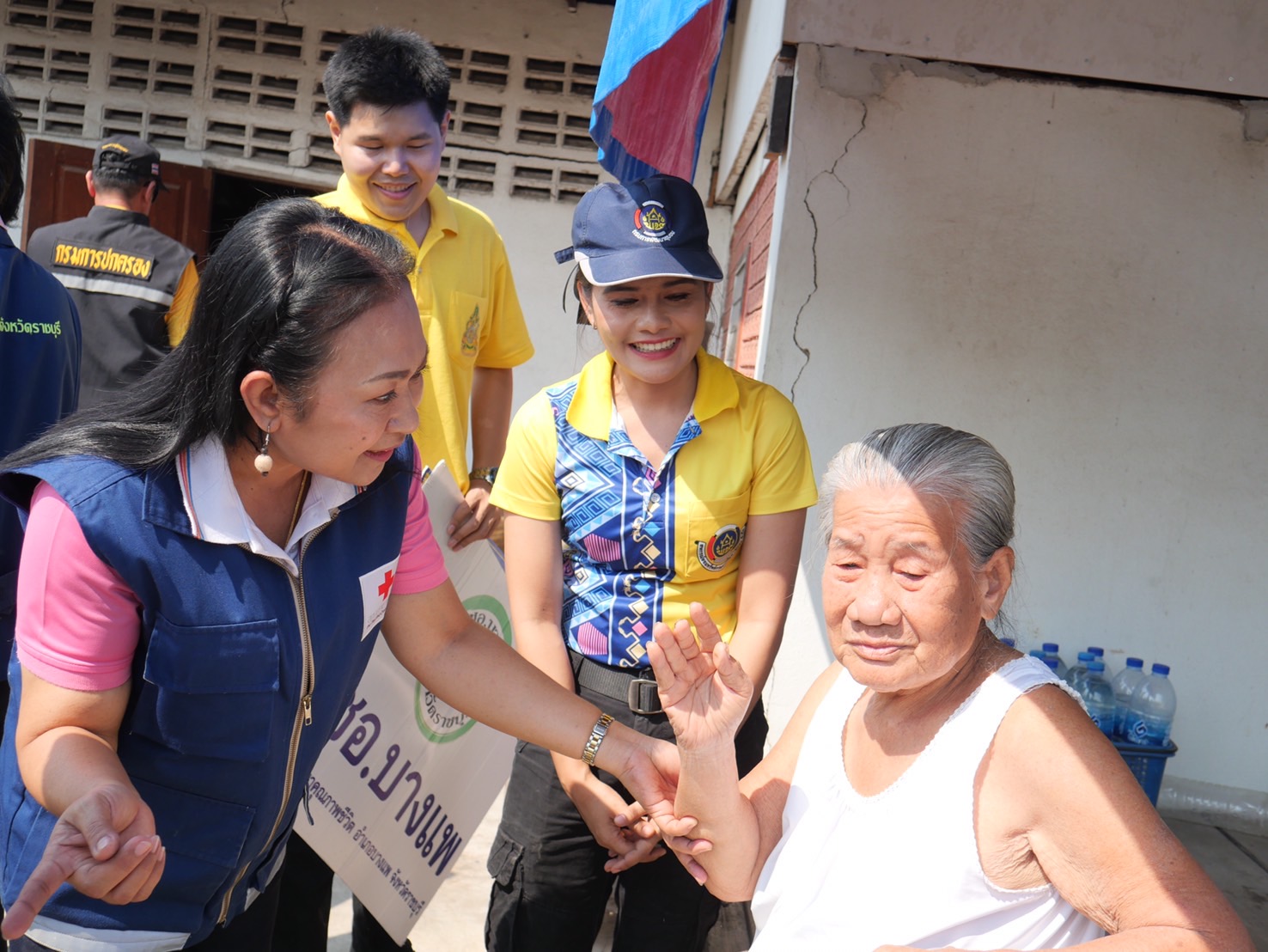 อำเภอบางแพ ร่วมกับ สำนักงานเหล่ากาชาดจังหวัดราชบุรี ลงพื้นที่เยี่ยมบ้านครัวเรือนยากจน TPMAP และ Thai Qm เพื่อขับเคลื่อนการขจัดความยากจนและพัฒนาคนทุกช่วงวัยอย่างยั่งยืนตามหลักปรัชญาของเศรษฐกิจพอเพียง “คนราชบุรี ไม่ทิ้งกัน”