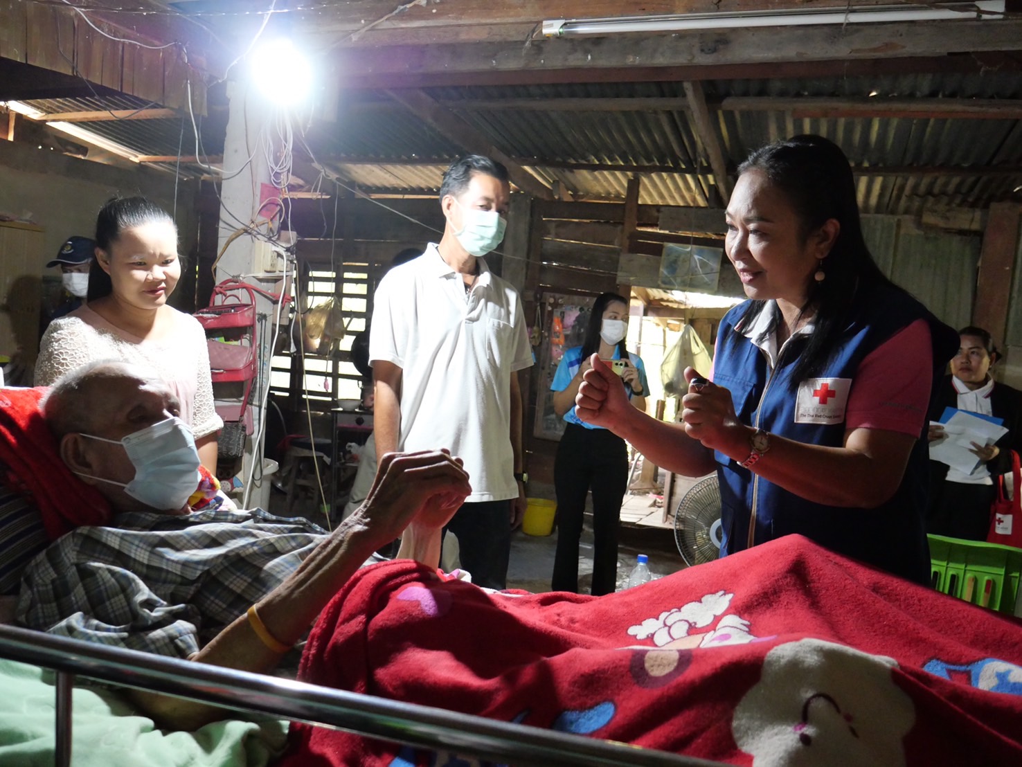 อำเภอบางแพ ร่วมกับ สำนักงานเหล่ากาชาดจังหวัดราชบุรี ลงพื้นที่เยี่ยมบ้านครัวเรือนยากจน TPMAP และ Thai Qm เพื่อขับเคลื่อนการขจัดความยากจนและพัฒนาคนทุกช่วงวัยอย่างยั่งยืนตามหลักปรัชญาของเศรษฐกิจพอเพียง “คนราชบุรี ไม่ทิ้งกัน”